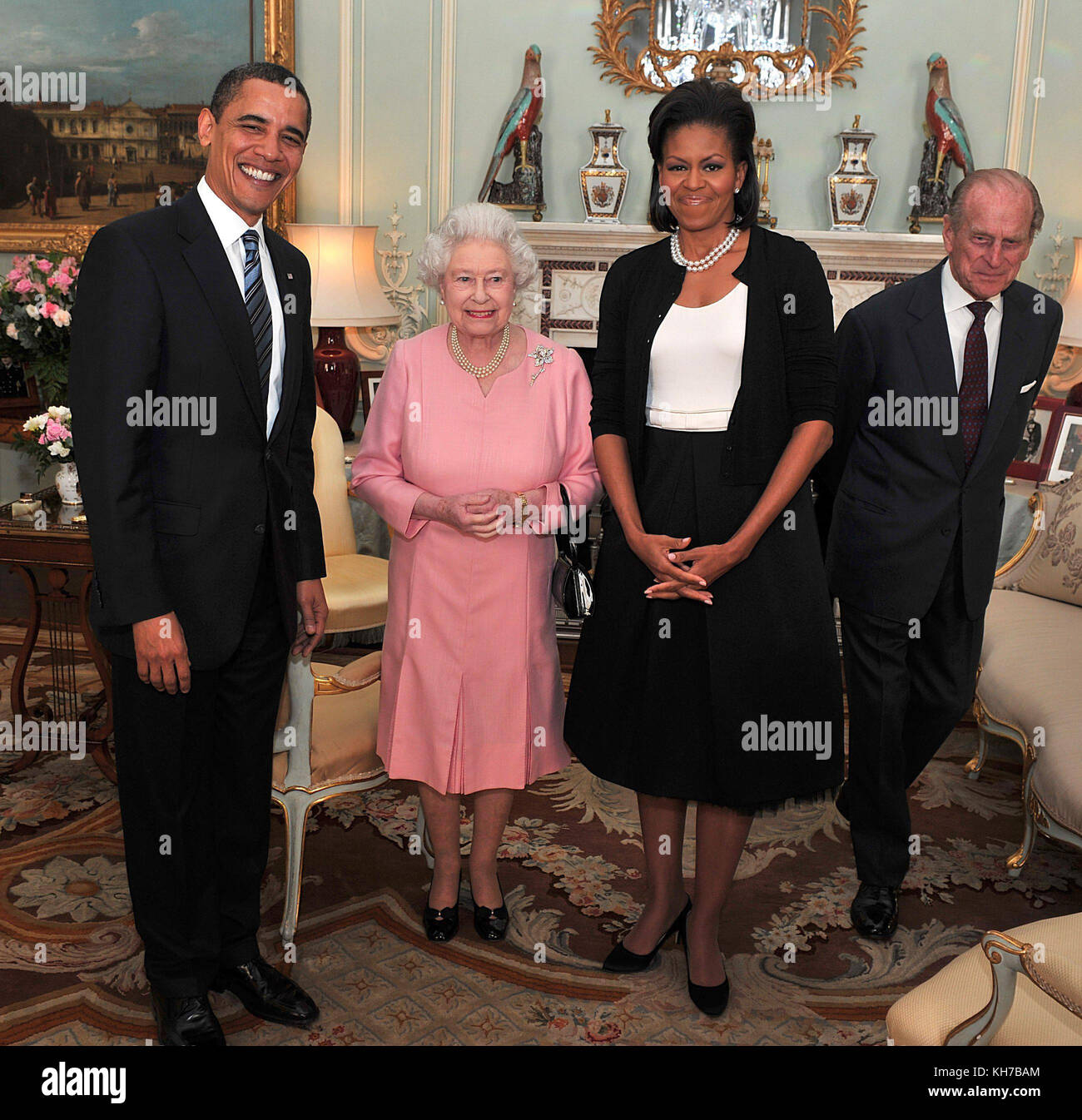 01/04/2009. Il presidente AMERICANO Barack Obama e Michelle Obama, parlano con la regina Elisabetta II e il duca di Edimburgo durante un'udienza a Buckingham Palace a Londra. La coppia reale festeggerà il suo anniversario di nozze di platino il 20 novembre. Foto Stock