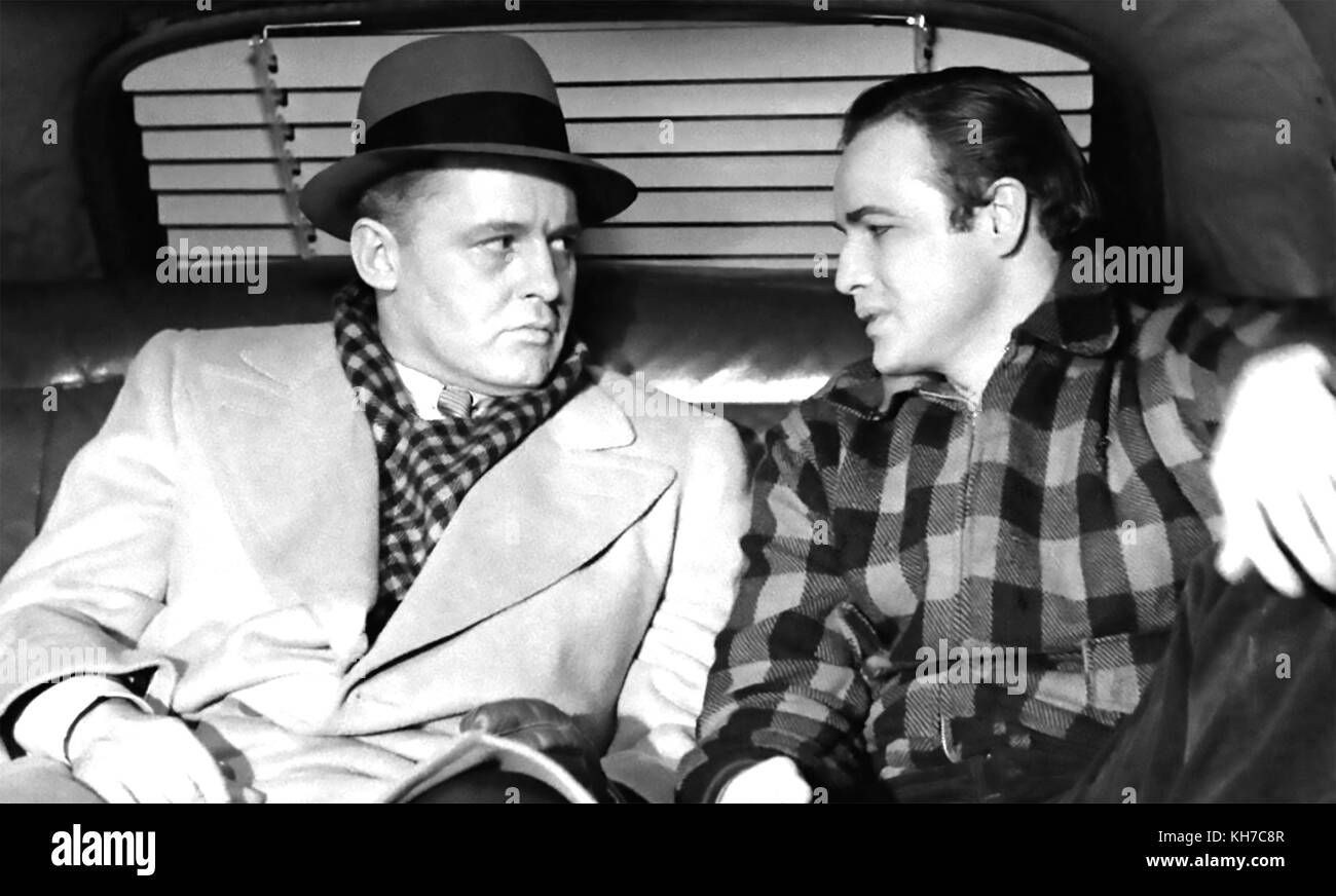 Sul LUNGOMARE 1954 Columbia Pictures film con Marlon Brando a destra e Rod Steiger Foto Stock