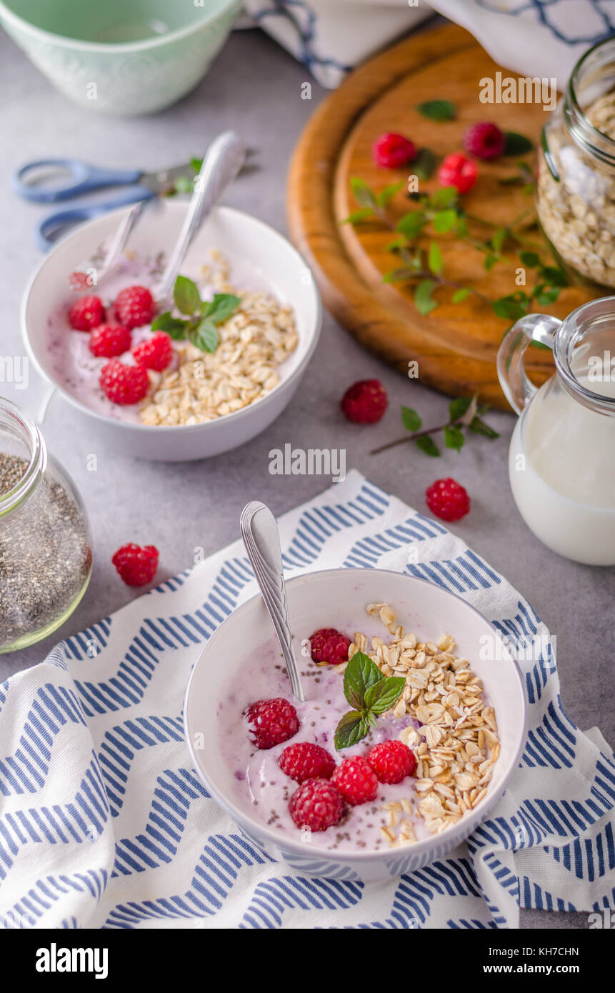 Una delizia sana colazione oatmeat rapsberry alimentare yogurt Foto Stock