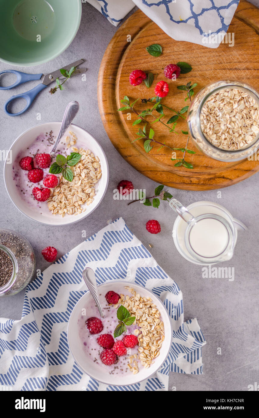 Una delizia sana colazione oatmeat rapsberry alimentare yogurt Foto Stock