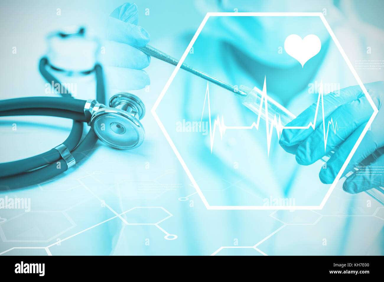 Sfondo digitale con movimento cardiaco segno contro uno stetoscopio sulla scrivania Foto Stock