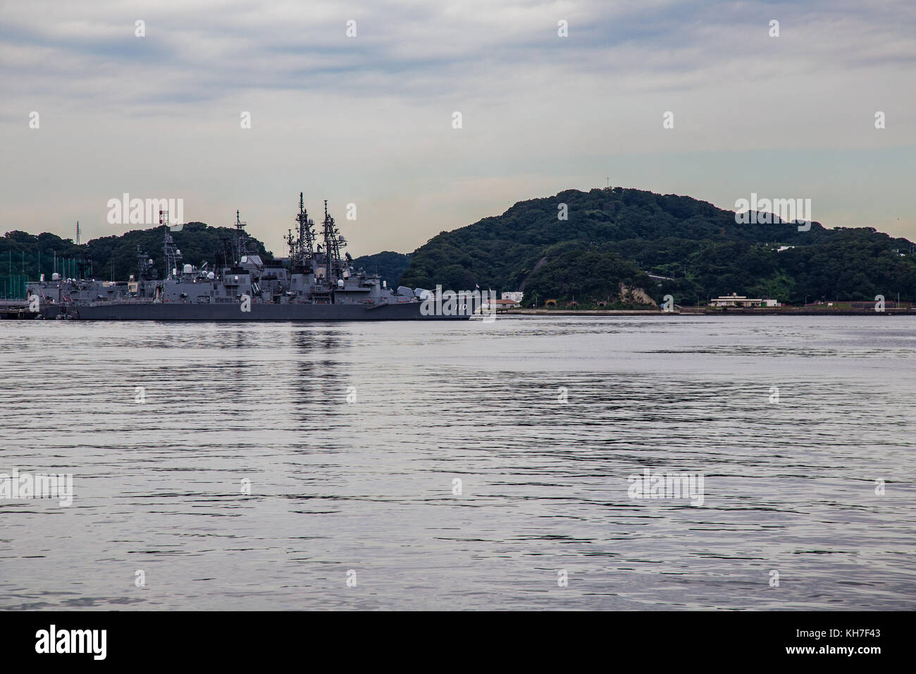 Navi della JMSDF sit in porto, ormeggiata nel porto di Yokosuka. Gli Stati Uniti Marina in base Yokosuka si trova direttamente di fronte a loro. Foto Stock