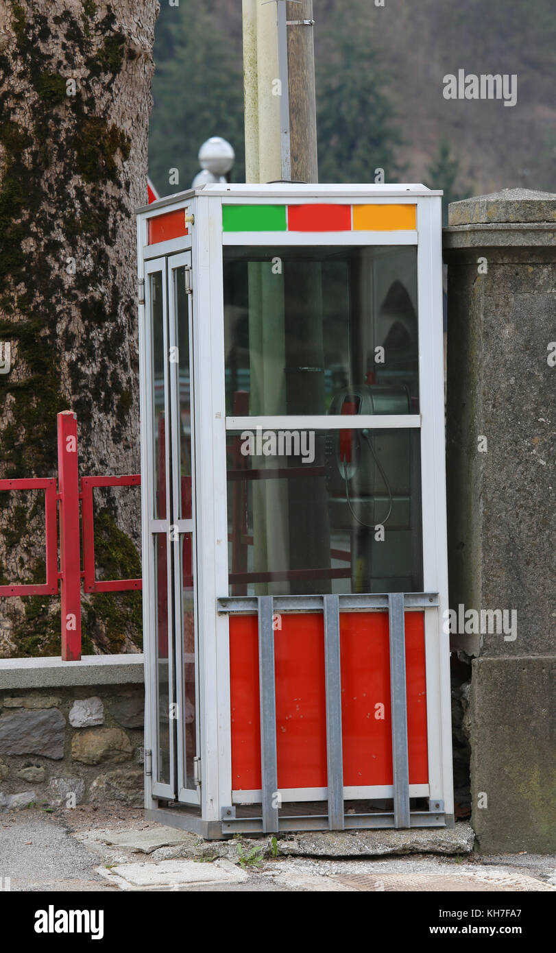 Vecchio italiano abbandonato casella Telefono nella città. Molte cabine telefoniche sono state demolite perché tutti utilizzano telefoni cellulari Foto Stock