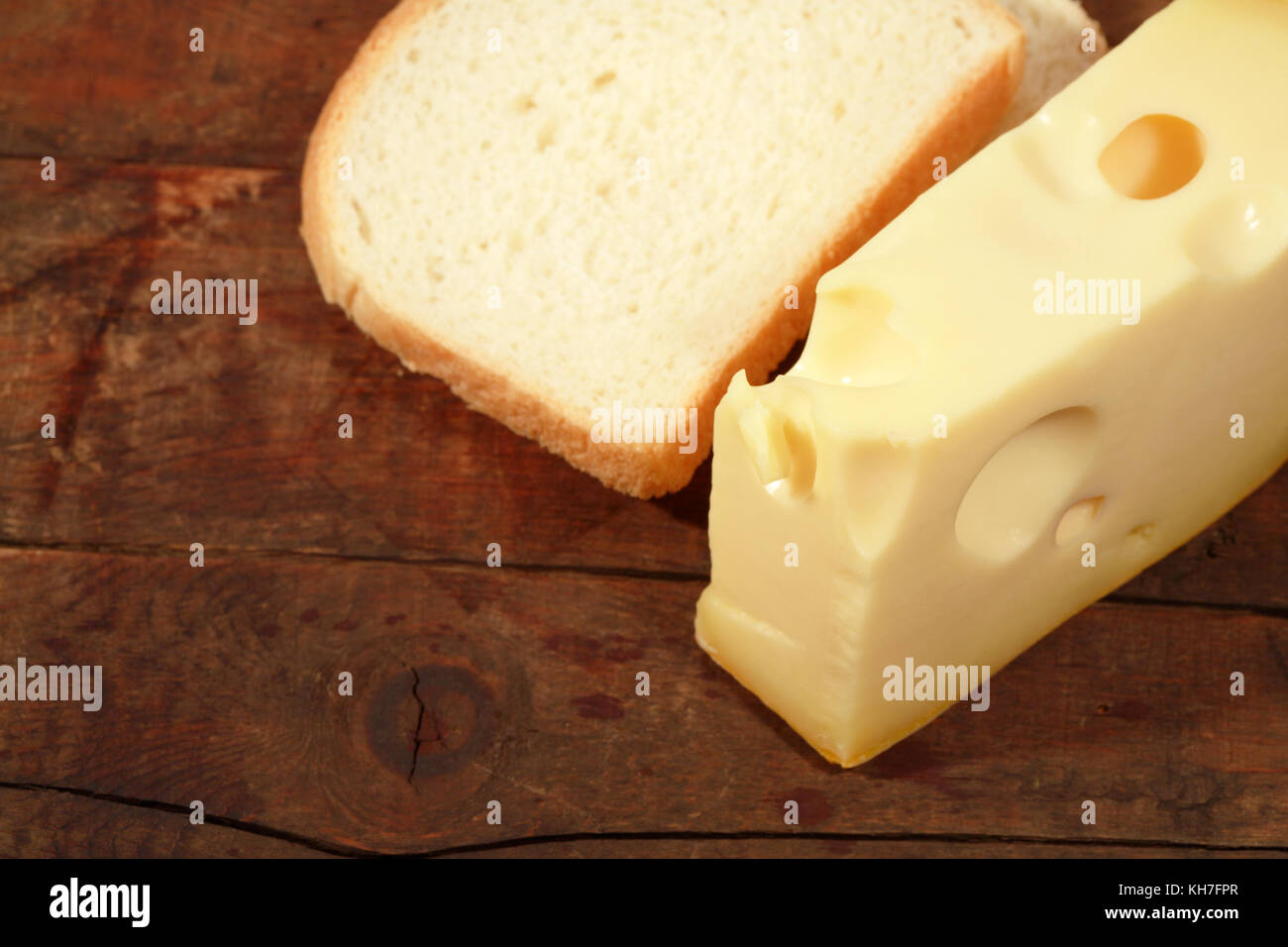 Vista dettagliata del formaggio e pane bianco su sfondo di legno Foto Stock