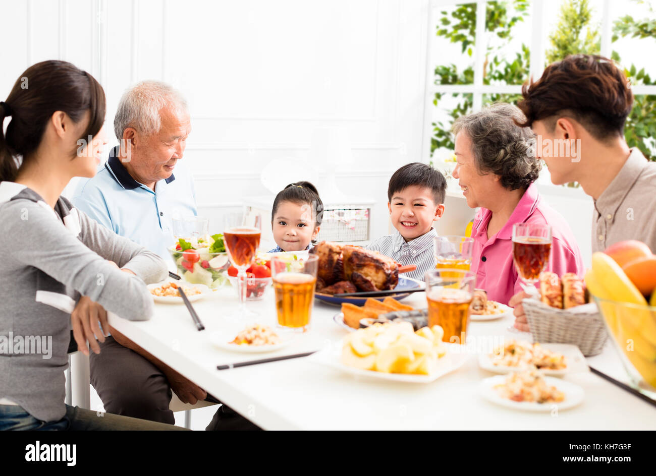 Felice famiglia asiatica a cena a casa Foto Stock