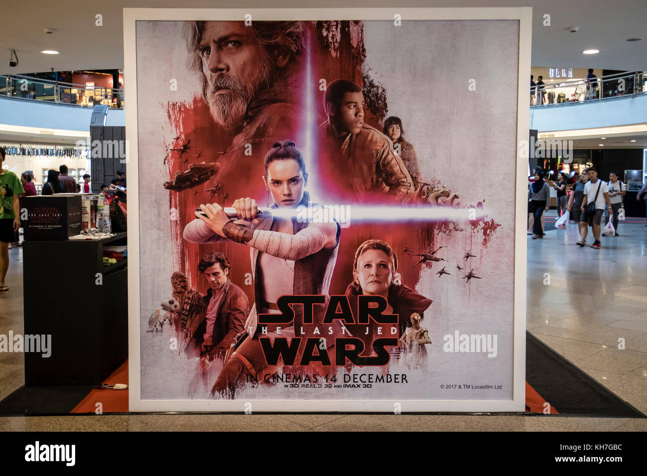Kuala Lumpur, Malesia. 13 novembre 2017. Star Wars la promozione dell'ultimo film Jedi inizia in un centro commerciale di Kuala Lumpur. Poster dei film di Star Wars in mostra. © Danny Chan/Alamy Live News. Foto Stock