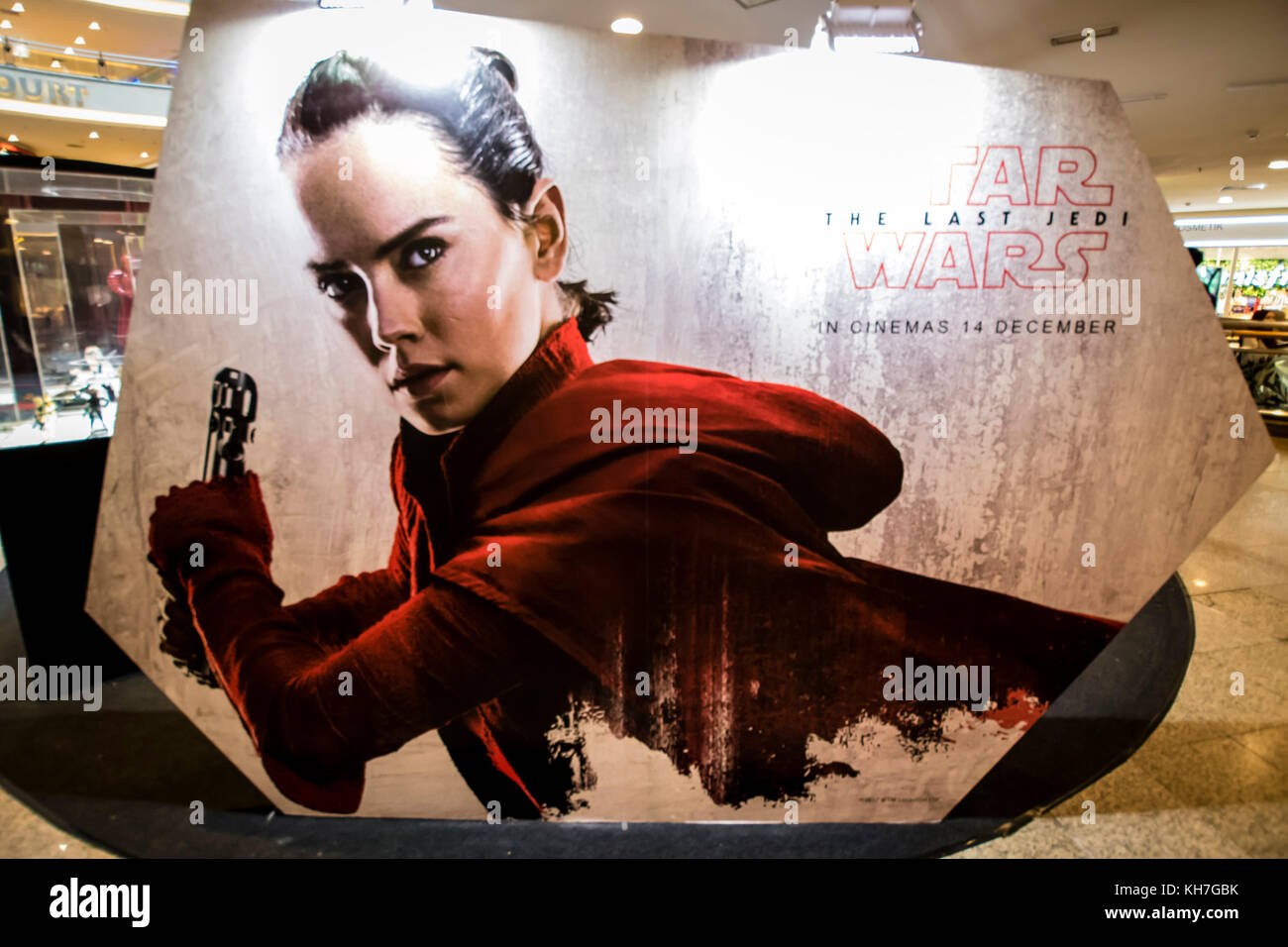 Kuala Lumpur, Malesia. 13 novembre 2017. Star Wars la promozione dell'ultimo film Jedi inizia in un centro commerciale di Kuala Lumpur. Poster dei film di Star Wars in mostra. © Danny Chan/Alamy Live News. Foto Stock