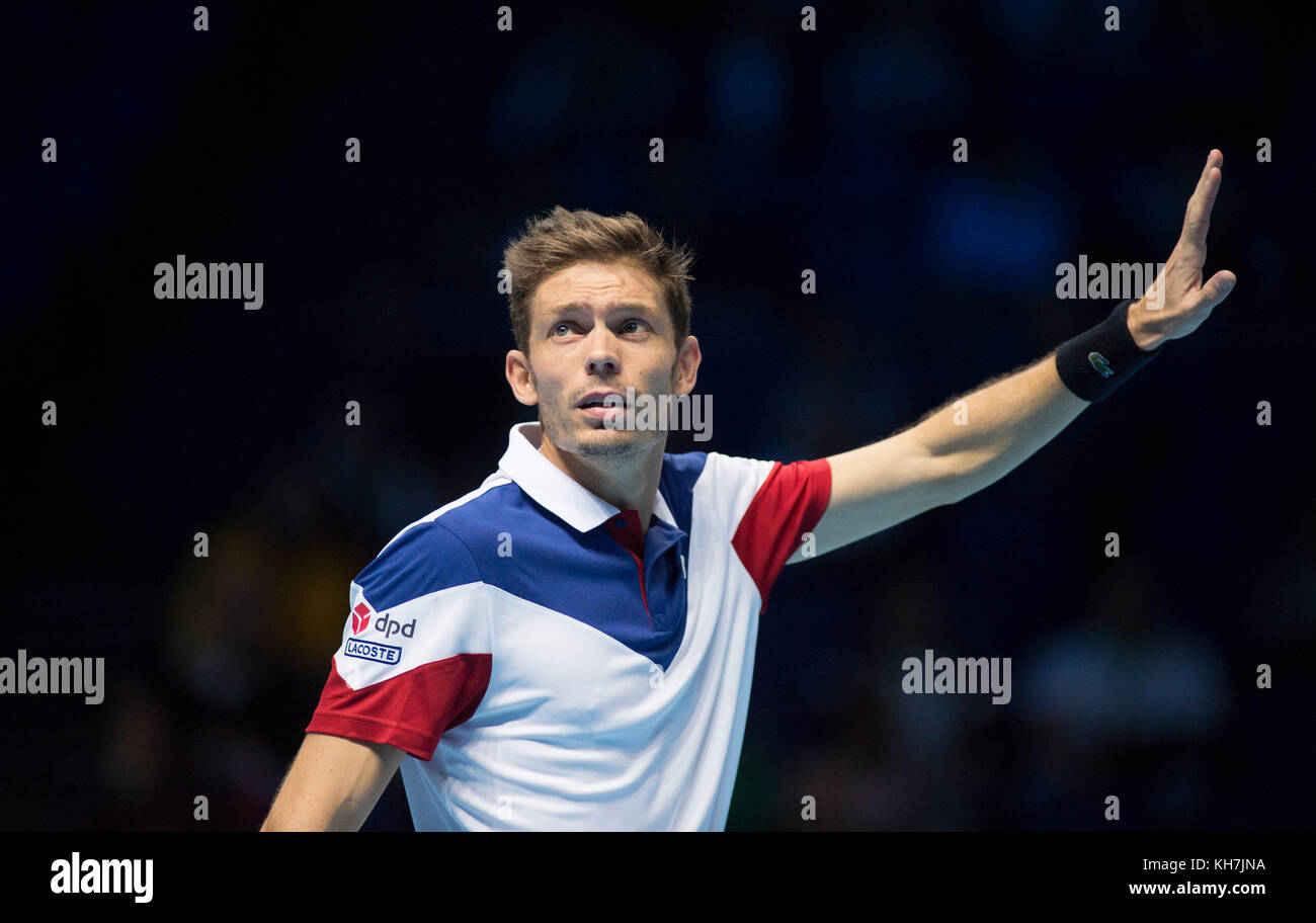 O2, Londra, Regno Unito. 14 Novembre, 2017. Il giorno 3 della Nitto ATP Finals, serata raddoppia corrispondono, Pierre-Hugues Herbert (FRA) e Nicolas MAHUT (FRA) vs Ryan Harrison (USA) e Michael Venere (NZL). Mahut umpire chiede di tenere premuto play e avvertire rumoroso membri del pubblico a quieten durante la riproduzione. Credito: Malcolm Park/Alamy Live News. Foto Stock