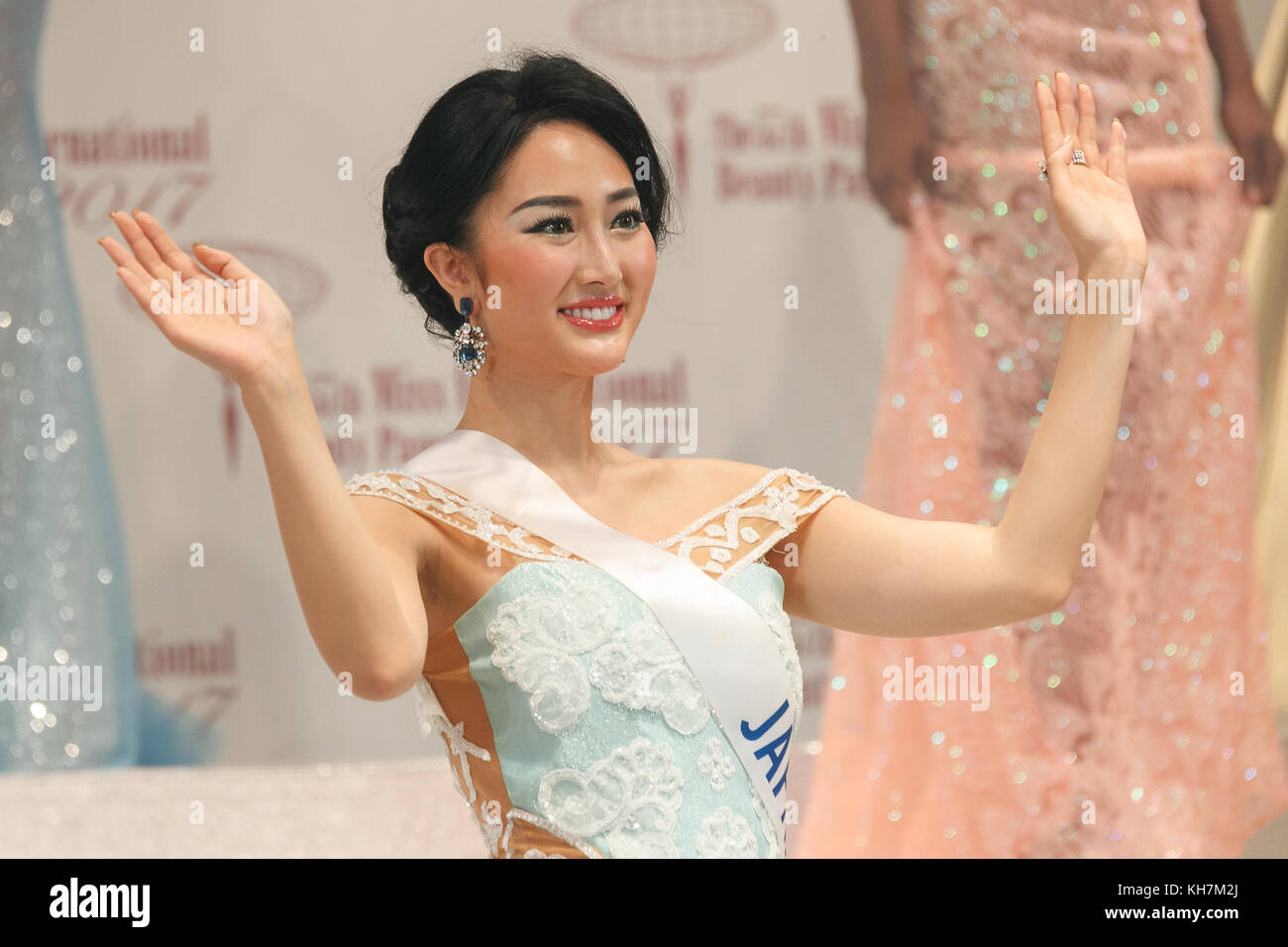 Tokyo, Giappone. 14 novembre 2017. Miss Japan Natsuki Tsutsui saluta al pubblico durante ''The 57th Miss International Beauty Pageant 2017'' tenutasi al Tokyo Dome City Hall il 14 novembre 2017, Tokyo, Giappone. Quest'anno, 69 concorrenti provenienti da vari paesi e regioni si sono riuniti in Giappone per competere per il titolo. Crediti: Rodrigo Reyes Marin/AFLO/Alamy Live News Foto Stock