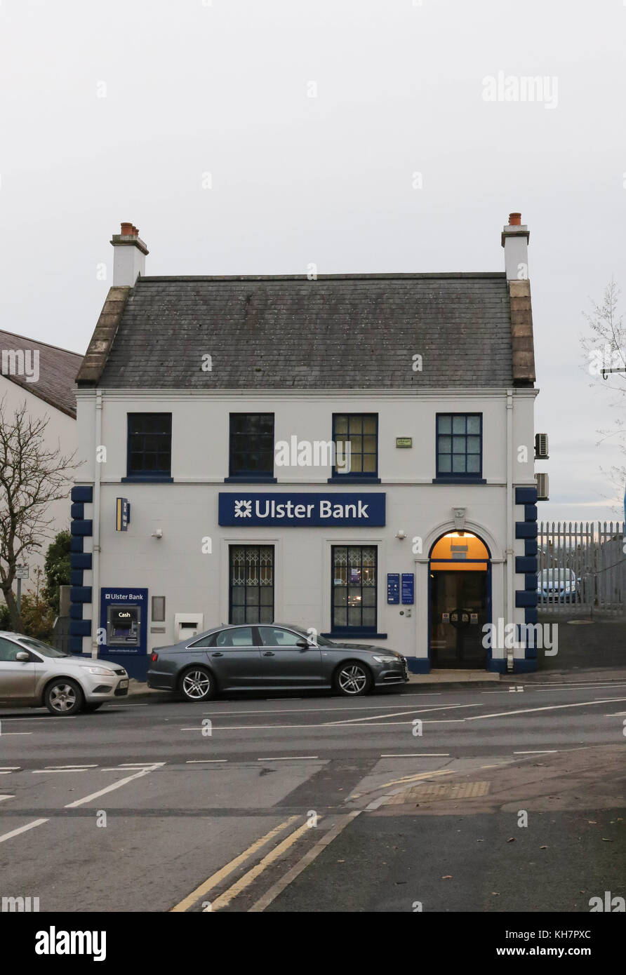 Moira Irlanda del Nord, Regno Unito. Il 15 novembre 2017. La Ulster Bank (parte della Royal Bank of Scotland Group) ha annunciato oggi che avrebbe chiuso il 11 filiali in Irlanda del Nord la prossima estate. Citando il cambiamento di abitudini bancarie dei clienti in termini di aumento di digital banking la banca sta anche cercando 40 licenziamenti volontari come risultato delle chiusure. Questo Ulster Bank filiale a Moira, County Down sarà uno degli undici chiusura tra maggio e giugno 2018. Credito: David Hunter/Alamy Live News. Foto Stock