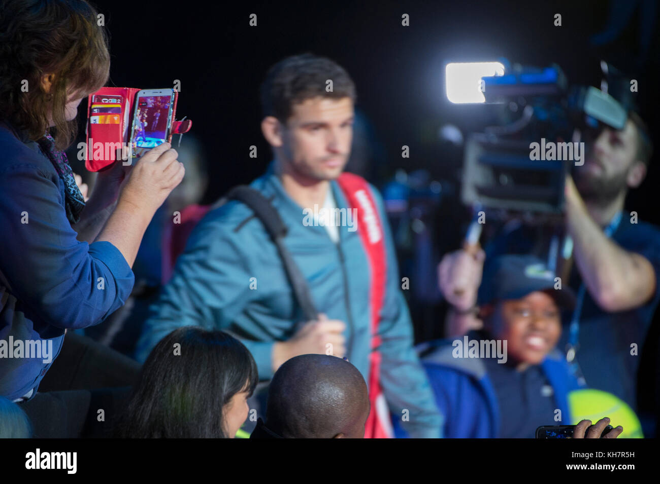 O2, Londra, Regno Unito. 15 Novembre, 2017. Azione dal giorno 4 di Nitto ATP Finals, pomeriggio singles match, Grigor Dimitrov (BUL) vs David Goffin (BEL). Dimitrov vince 6-0 6-2. Ventole fotografia Dimitrov come egli entra nella corte del Centro prima della partita. Credito: Malcolm Park/Alamy Live News. Foto Stock