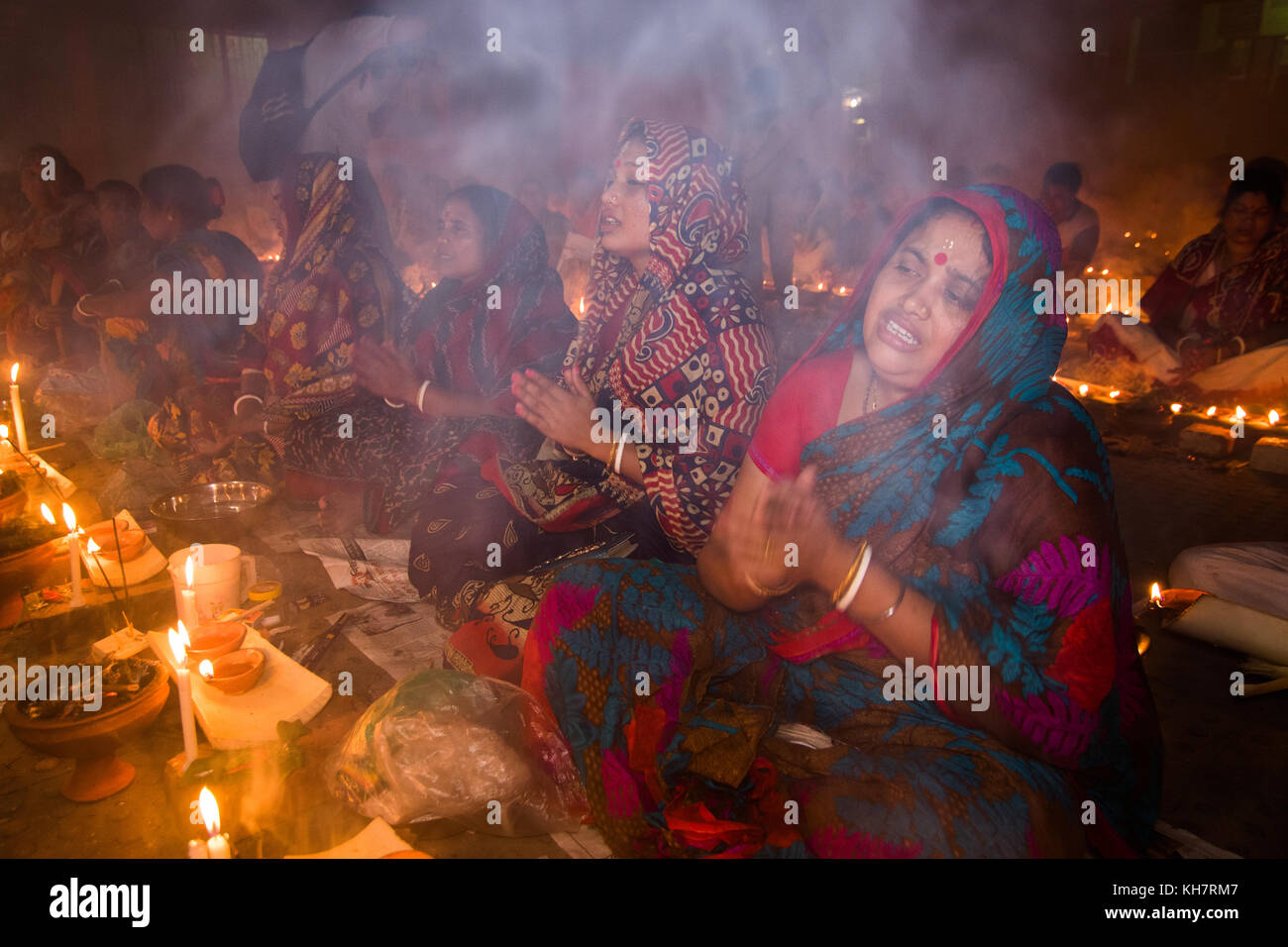 Dacca in Bangladesh. Il 14 novembre 2017. Devoti di partecipare con la preghiera a bruciare incenso e luce di lampade a olio prima di rompere il digiuno durante un festival religioso chiamato Rakher Upabash nel vicino a Dhaka il 14 novembre 2017. Popolo bengalese della fede indù in Bangladesh sedersi in preghiera per celebrare il XVIII secolo San indù Baba Lokenath con un 'Rakher Upobas " preghiera e digiuno giorno ogni anno migliaia di devoti indù si riuniscono di fronte di Shri Shri Lokenath Brahmachari Ashram tempio per il Rakher Upobash festival religioso in Barodi, vicino a Dacca in Bangladesh. Credito: Azim Khan Ronnie/Alamy Live News Foto Stock