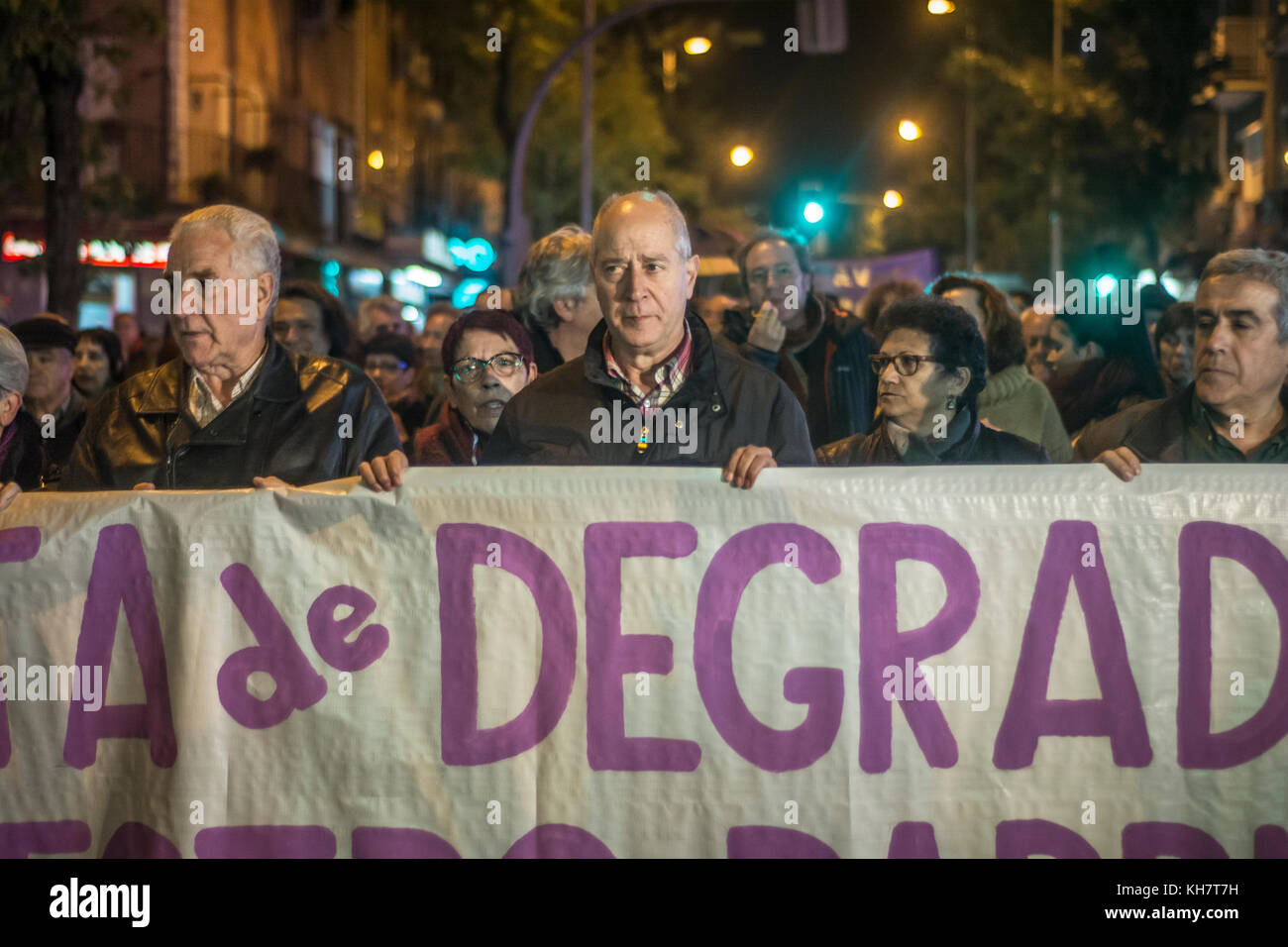 Madrid, Spagna. 15 Novembre, 2017. migliaia di persone dimostra nel vicinato di vallecas contro la violenza e la distribuzione di farmaco mafia e trafficanti di droga che opera nel ben noto denominato "narcoflats'. Credito: Alberto Ramírez Sibaja/Alamy Live News Foto Stock