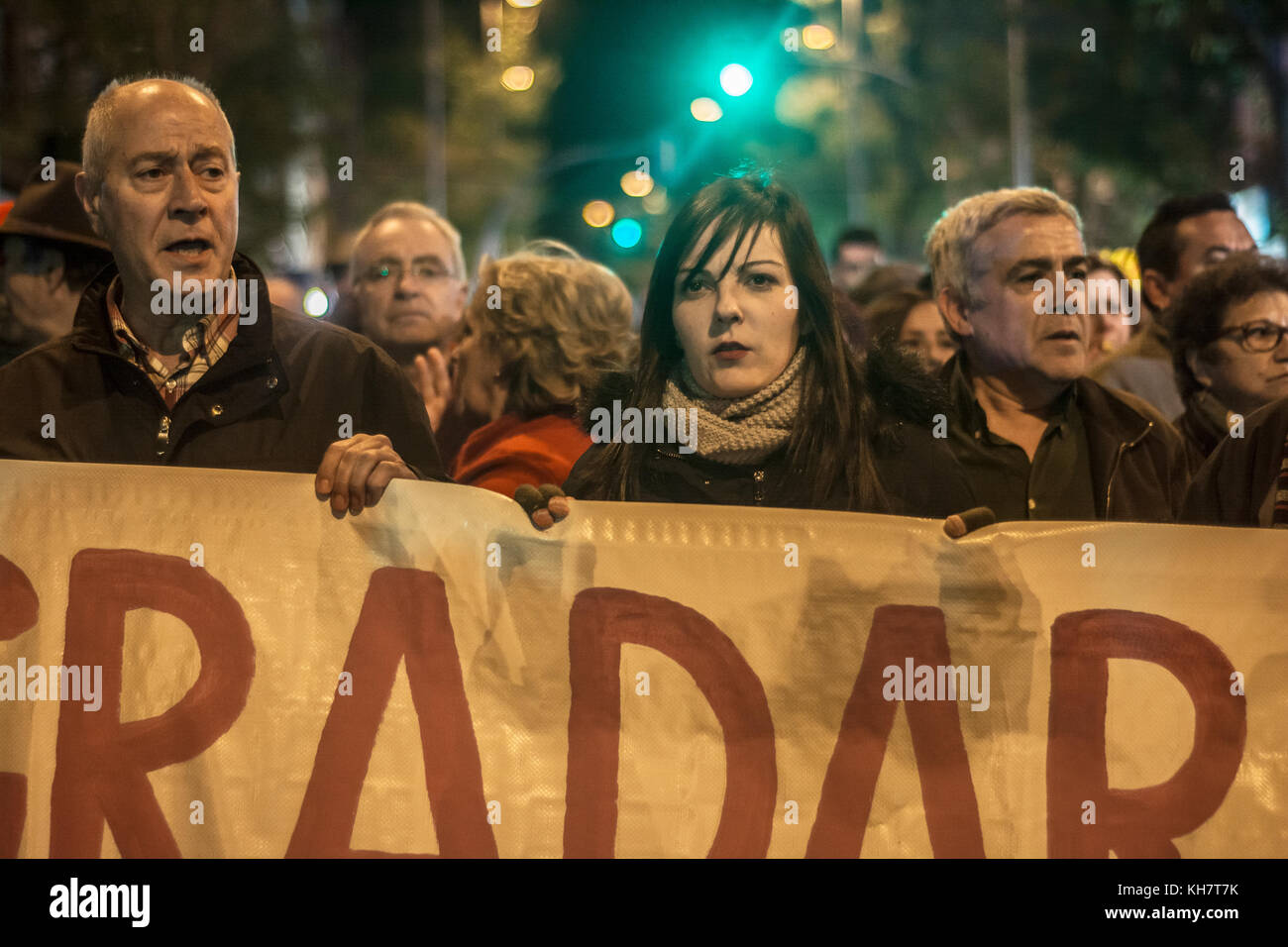 Madrid, Spagna. 15 Novembre, 2017. migliaia di persone dimostra nel vicinato di vallecas contro la violenza e la distribuzione di farmaco mafia e trafficanti di droga che opera nel ben noto denominato "narcoflats'. Credito: Alberto Ramírez Sibaja/Alamy Live News Foto Stock