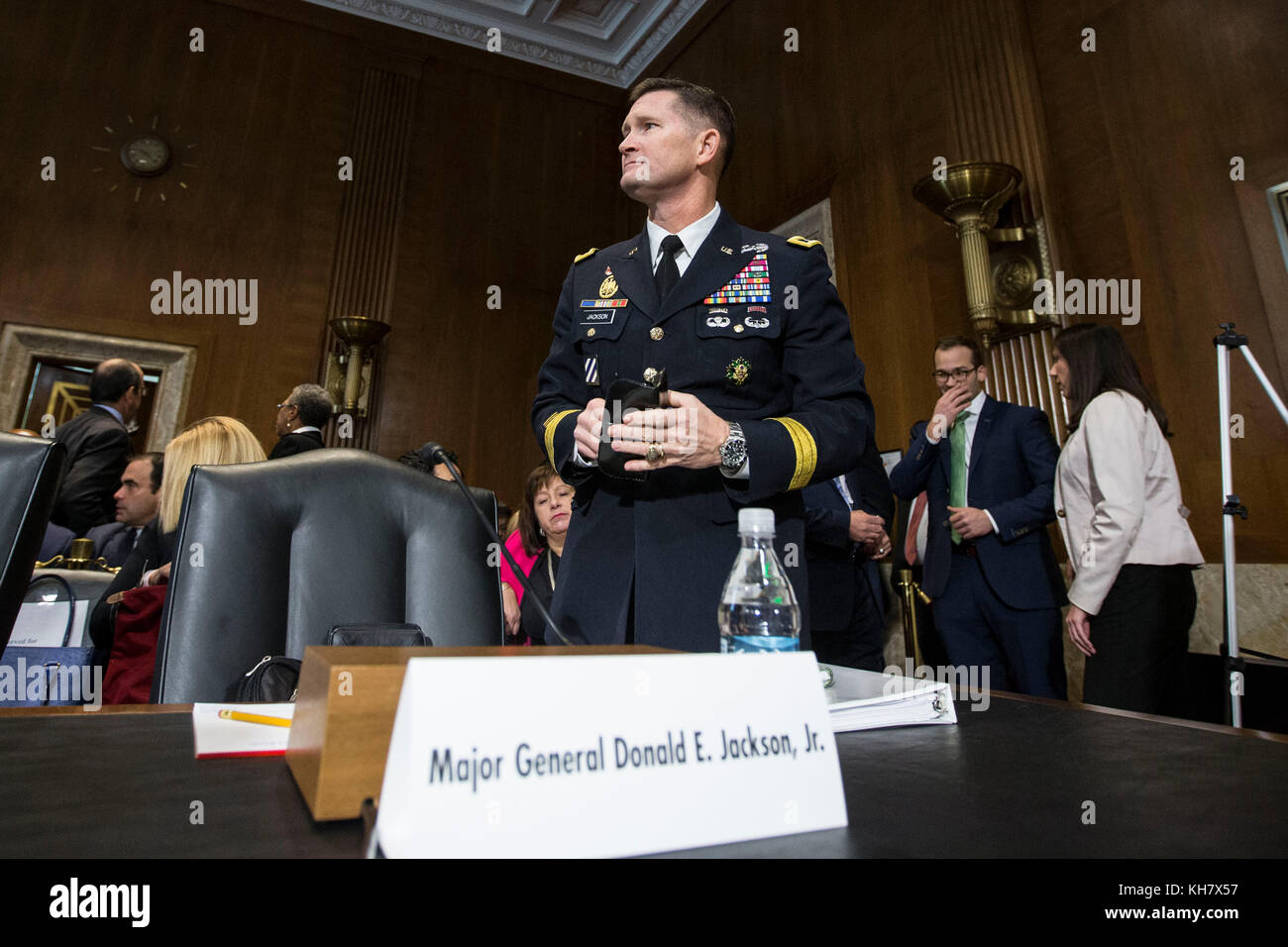 Washington, Stati Uniti. 14 novembre 2017. Vice comandante generale, operazioni civili e di emergenza, corpo degli ingegneri dell'esercito degli Stati Uniti, maggior generale Donald E. Jackson Jr. Prima di un'udienza davanti al Comitato per l'energia e le risorse naturali del Senato degli Stati Uniti per esaminare gli sforzi di recupero degli uragani a Porto Rico e nelle Isole Vergini americane a Capitol Hill a Washington, DC il 14 novembre 2017. Credito: Alex Edelman/CNP credito: Alex Edelman/Consolidated/dpa/Alamy Live News Foto Stock