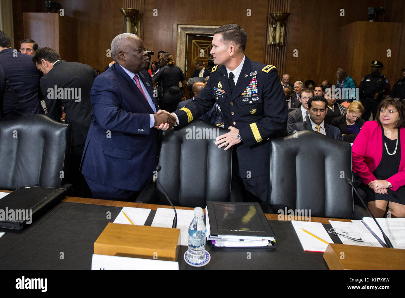 Washington, Stati Uniti. 14 novembre 2017. Governatore delle Isole Vergini americane, Kenneth Mapp, sinistra, saluti, vice comandante generale, Civil and Emergency Operations, U.S. Army Corps of Engineers, maggior generale Donald E. Jackson Jr., giusto, prima di un'udienza davanti al Comitato per l'energia e le risorse naturali del Senato degli Stati Uniti per esaminare gli sforzi di recupero degli uragani a Porto Rico e nelle Isole Vergini americane a Capitol Hill a Washington, DC il 14 novembre 2017. Credito: Alex Edelman/CNP credito: Alex Edelman/Consolidated/dpa/Alamy Live News Foto Stock