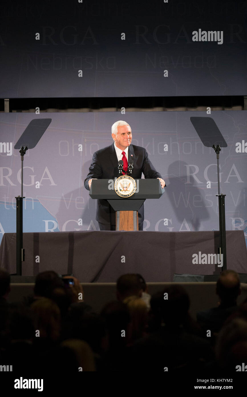 Austin, Texas USA 15 novembre 2017: Il vice presidente Mike Pence parla alla riunione annuale del Repubblican Governors Asn. (RGA), esortando i governatori degli Stati Uniti a sostenere il programma di riforma fiscale del presidente Donald Trump. Credit: Bob Daemmrich/Alamy Live News Foto Stock