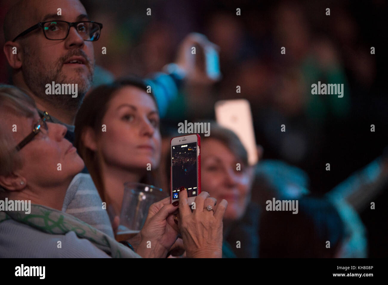 O2, Londra, Regno Unito. 16 novembre 2017. 5° giorno delle finali ATP Nitto, partita pomeridiana, Roger Federer (sui) vs Marin Cilic (CRO). I fan di Federer con telefoni cellulari con fotocamera aspettano il suo arrivo sul campo centrale. Credit: Malcolm Park/Alamy Live News. Foto Stock