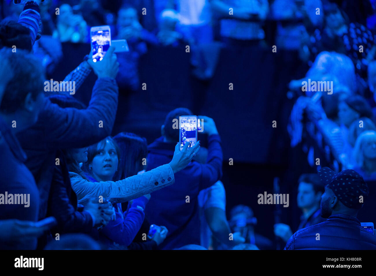 O2, Londra, Regno Unito. 16 novembre 2017. 5° giorno delle finali ATP Nitto, partita pomeridiana, Roger Federer (sui) vs Marin Cilic (CRO). I fan di Federer con telefoni cellulari con fotocamera aspettano il suo arrivo sul campo centrale. Credit: Malcolm Park/Alamy Live News. Foto Stock