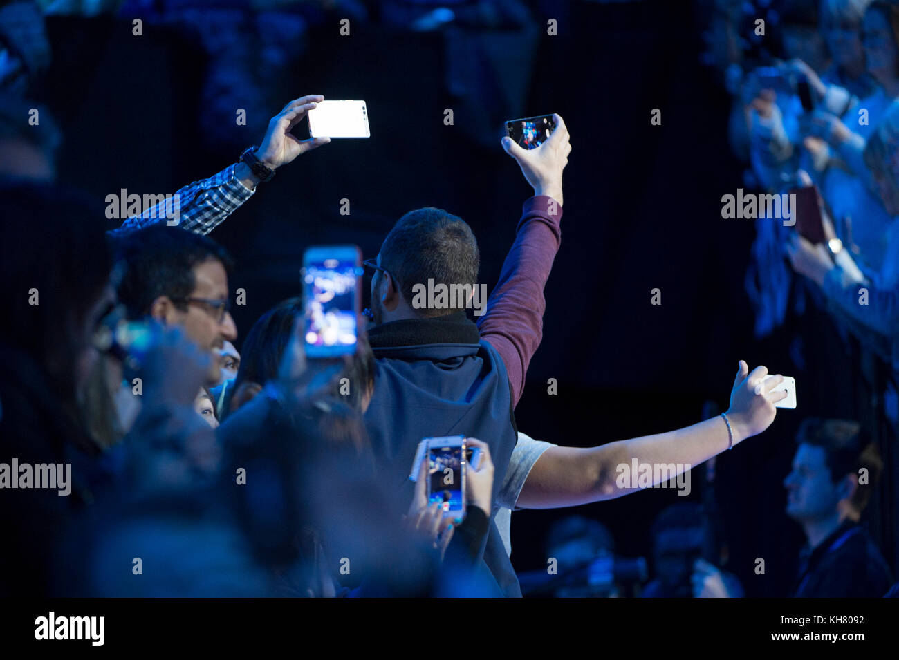 O2, Londra, Regno Unito. 16 novembre 2017. 5° giorno delle finali ATP Nitto, partita pomeridiana, Roger Federer (sui) vs Marin Cilic (CRO). I fan di Federer con telefoni cellulari con fotocamera aspettano il suo arrivo sul campo centrale. Credit: Malcolm Park/Alamy Live News. Foto Stock