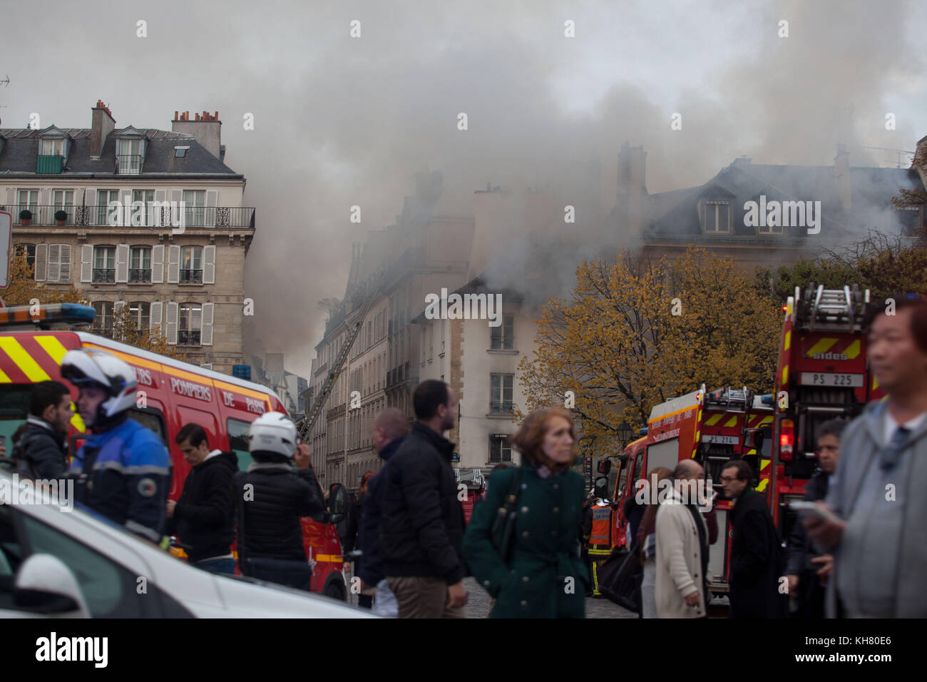 Parigi, Francia. Xvi Nov, 2017. Un incendio avviene a Parigi nel quartiere di Saint Germain-des-Prés. La libreria-galleria "La Hune' è sul fuoco. Ci sono quattro feriti secondo i vigili del fuoco. La libreria è stata quella di organizzare questo giovedì sera l'apertura di una importante mostra fotografica, il fotografo Matthieu Ricard doveva presentare per la prima volta in una galleria d'arte "Mezzo secolo in Himalaya'. La mostra è stata a prendere posto al primo piano della libreria, Parigi, Francia. Credito: Ania Freindorf/Alamy Live News Foto Stock