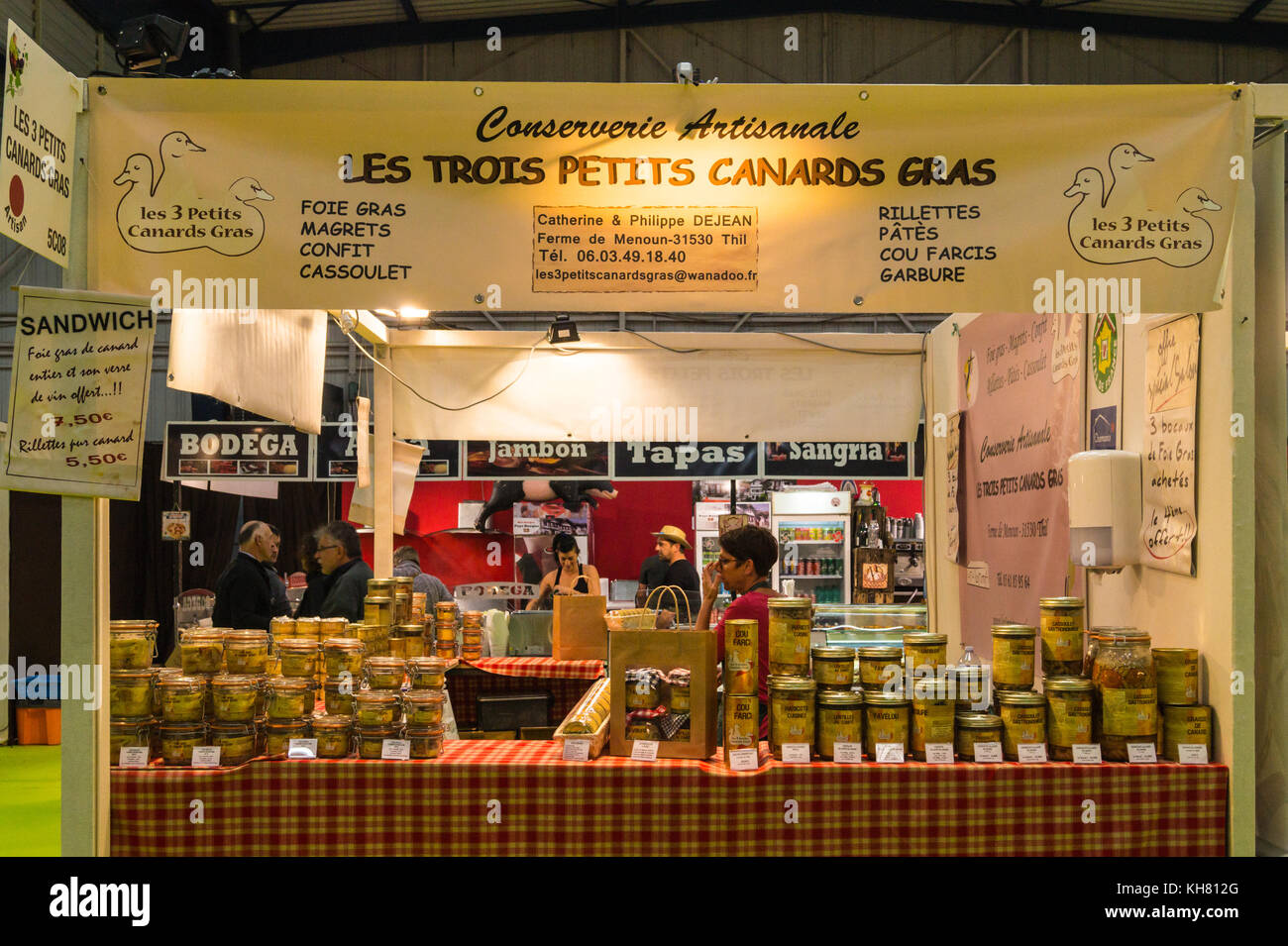 Stand con vendita di foie gras e di altri prodotti di anatra, Toulouse, Occitanie, Francia Foto Stock