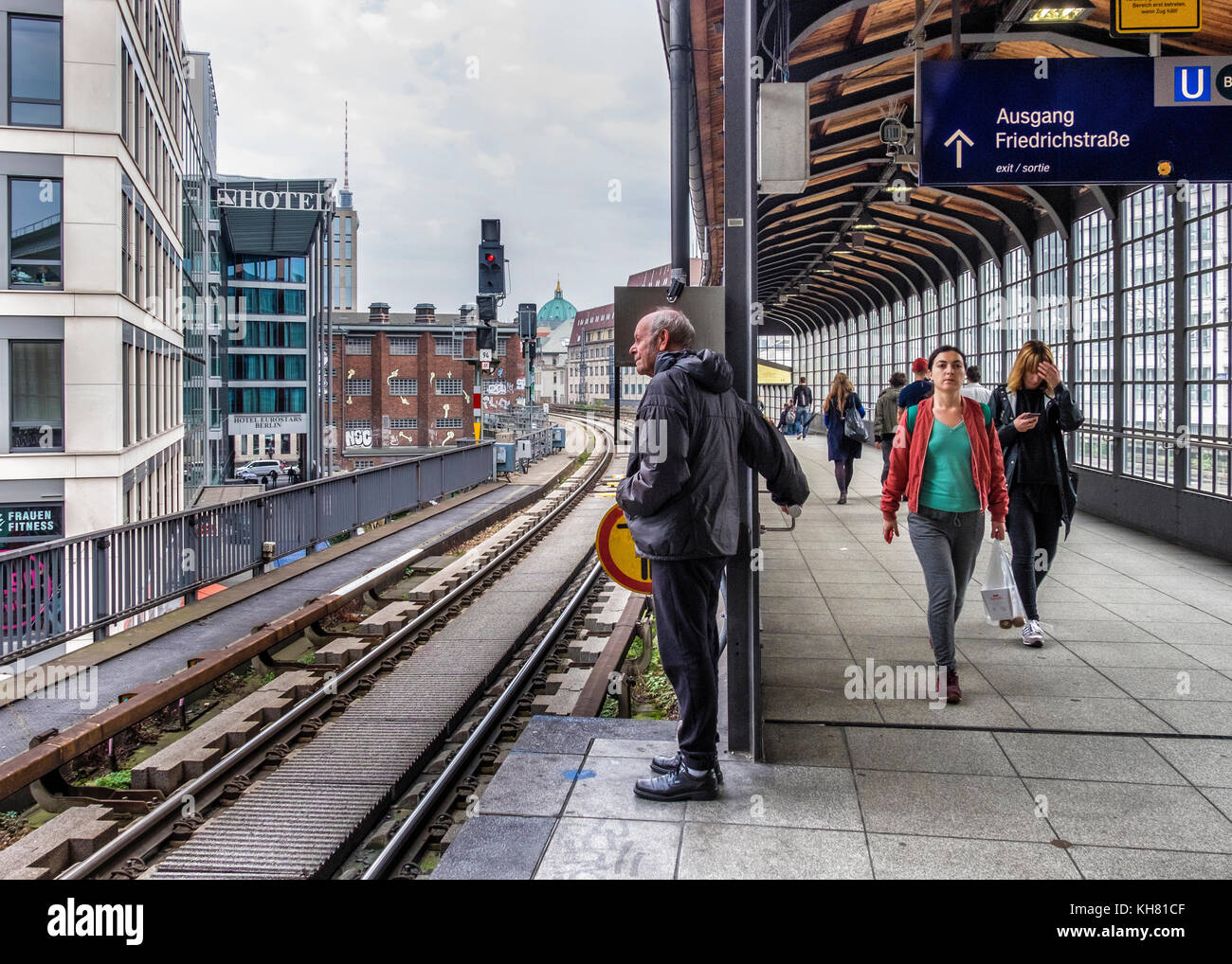 Germania Berlino,Friedrichstrasse stazione ferroviaria.S-bahn piattaforma sollevata sul viadotto,senior uomo anziano,persone & passaggio di uscita Foto Stock