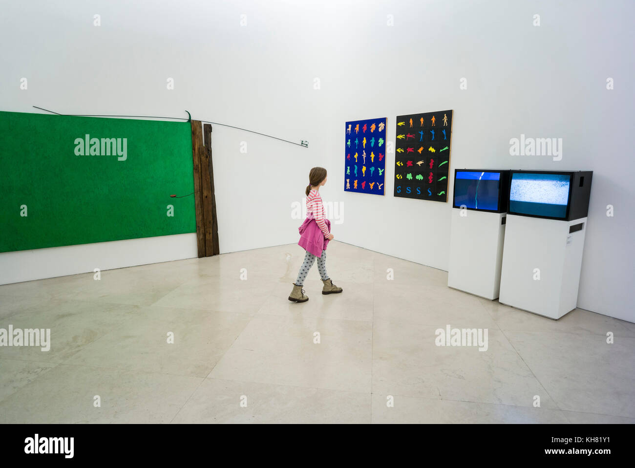 Napoli. L'Italia. MADRE Museo d'Arte Contemporanea Donnaregina, il museo di arte contemporanea, bambino guardando presenta. Foto Stock
