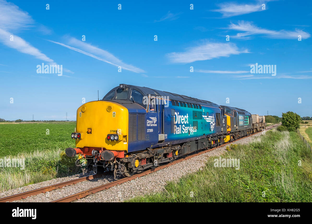 I servizi ferroviari diretti 37069 e 37602 si avvicinano a Midley Crossing sulla diramazione di Dungeness con 6M95 il treno Dungeness-Crewe Nuclear Flask. Foto Stock