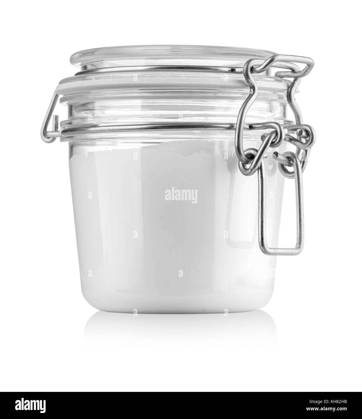 Il vasetto di vetro pacchetto con latte o crema di latte su sfondo bianco , con tracciato di ritaglio Foto Stock