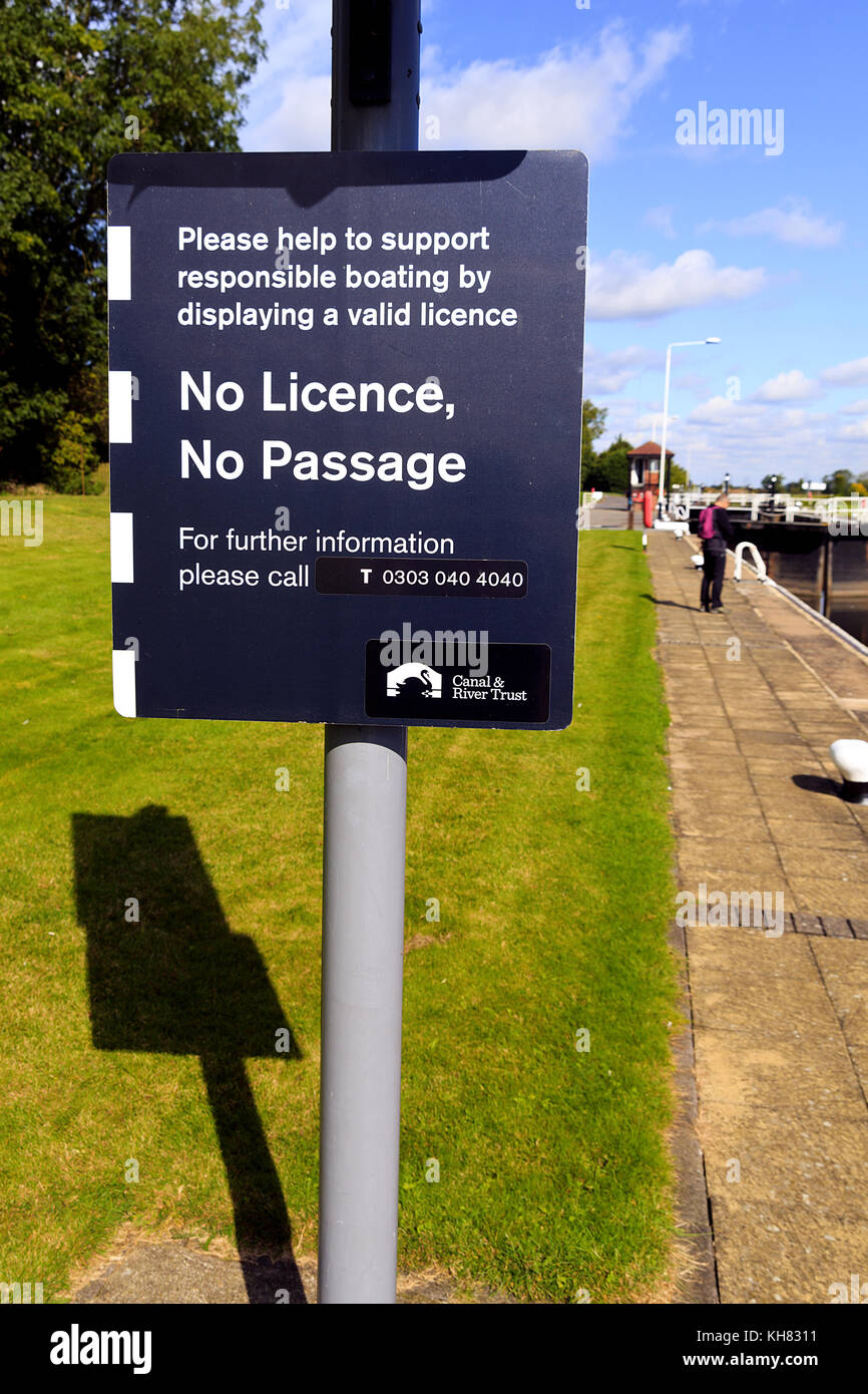 Segno a Cromwell bloccare sul fiume Trento Newark Foto Stock