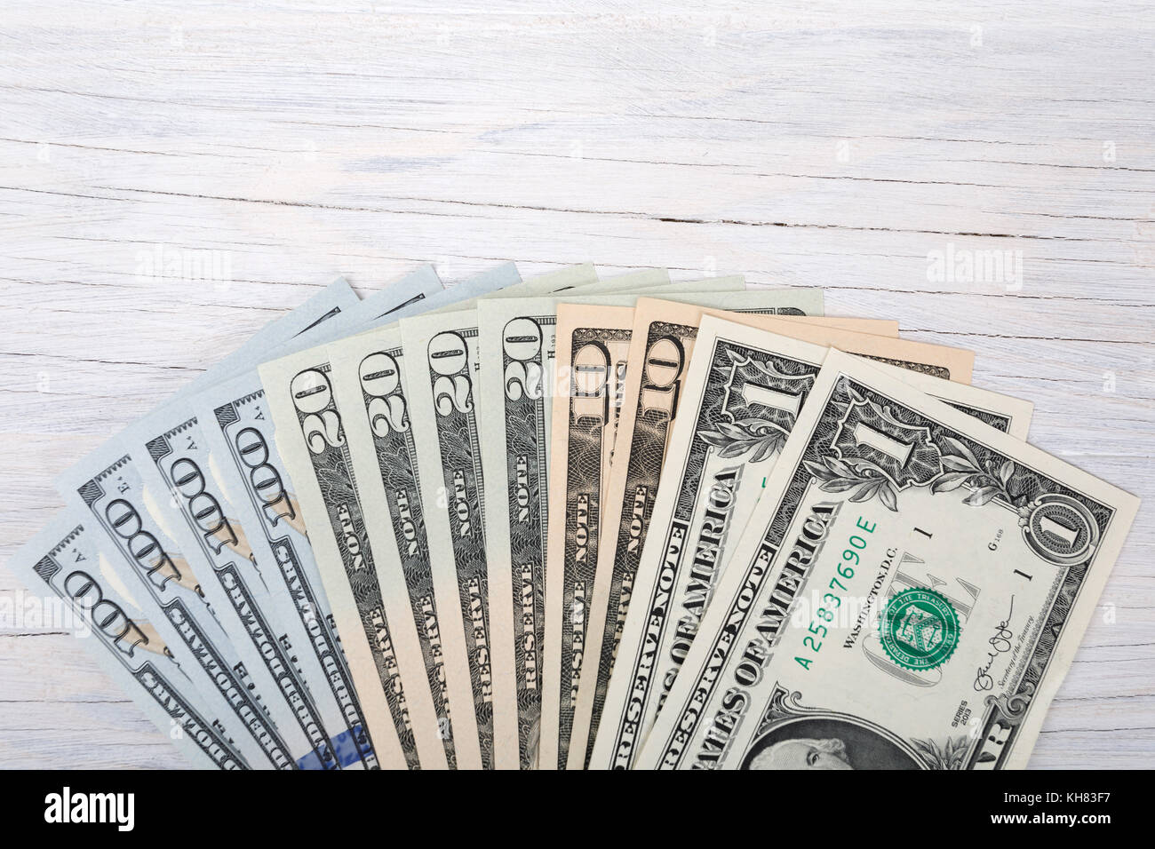 Dollari americani denaro sfondo valore nominale UNA, CENTO, dieci e venti sul retro vintage sfondo di legno Foto Stock