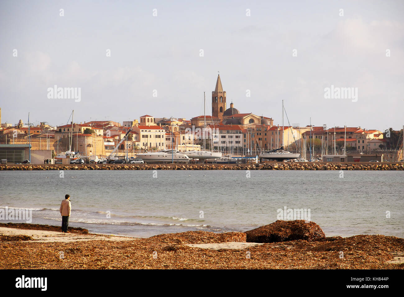 Alghero città vecchia e il mare mediterraneo, Sardegna, Italia Foto Stock