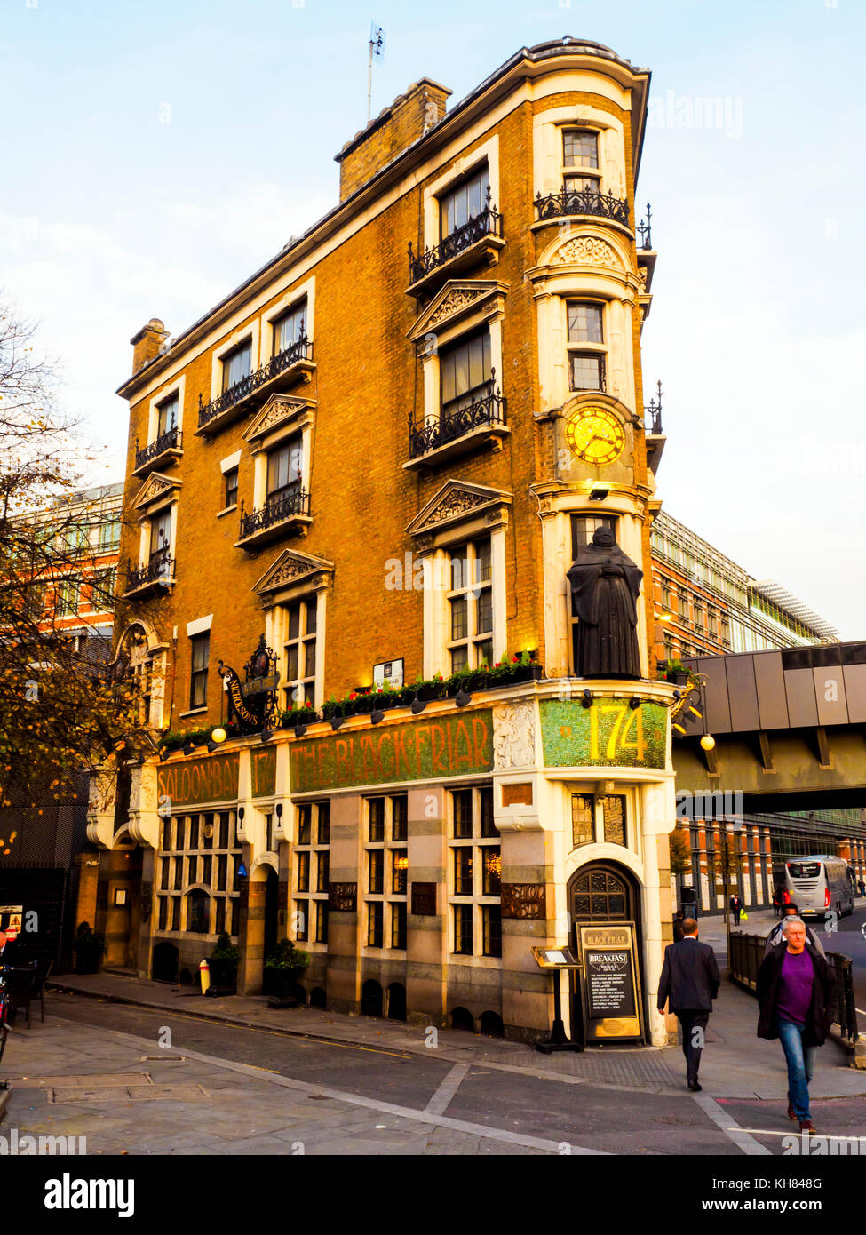 Il Black Friar Pub è un pub tradizionale con rilievi Art Nouveau di Henry Poole che riflettono il convento che un tempo sorgeva lì: Londra, Inghilterra Foto Stock