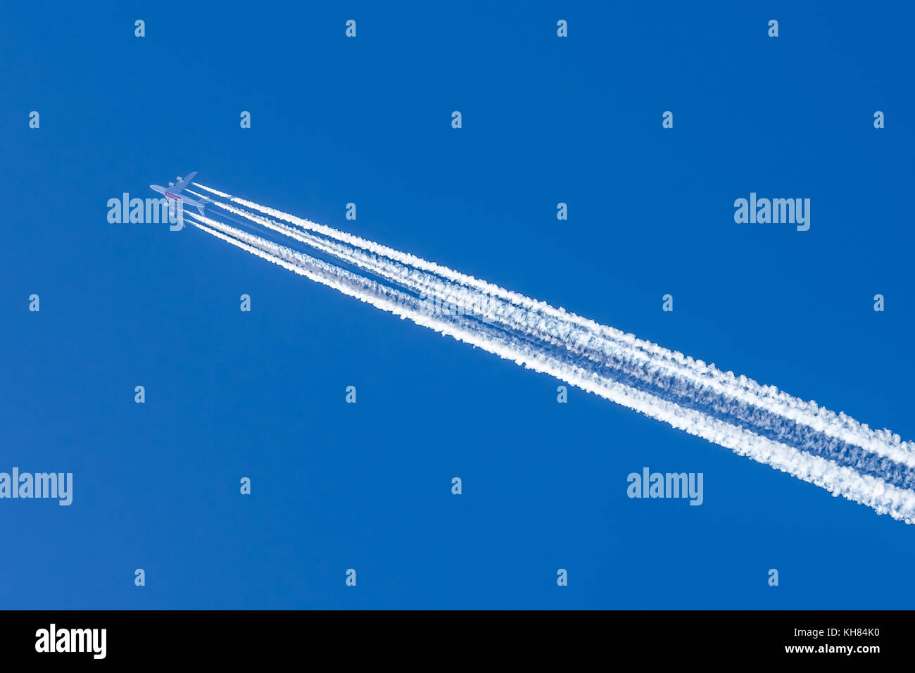 Contrails da emirates Airbus A380 - Francia Foto Stock