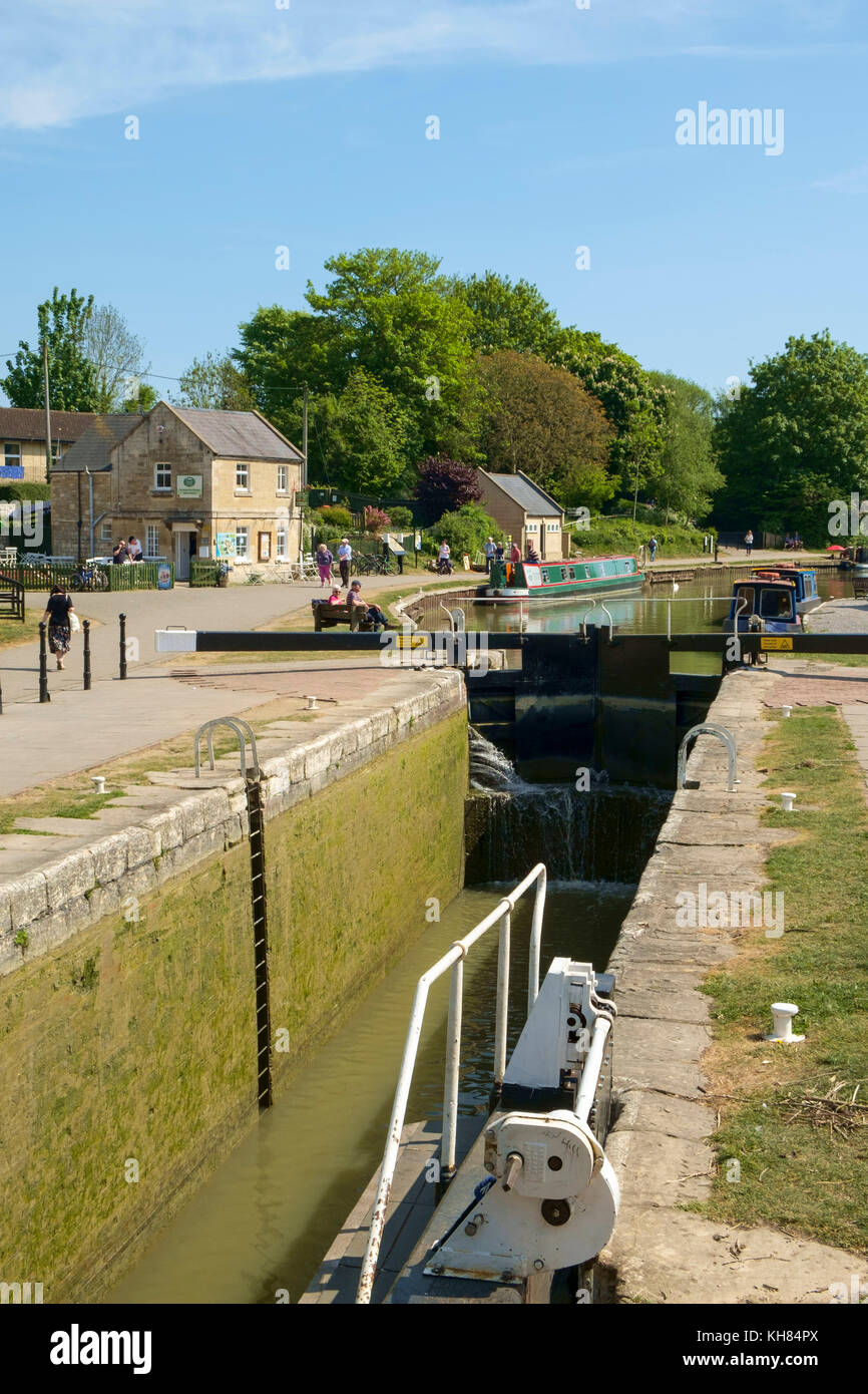 Sole primaverile porta i turisti a Bradford Wharf e Bradford Lock sul Kennet & Avon Canal in Bradford on Avon, Wiltshire, Regno Unito Foto Stock