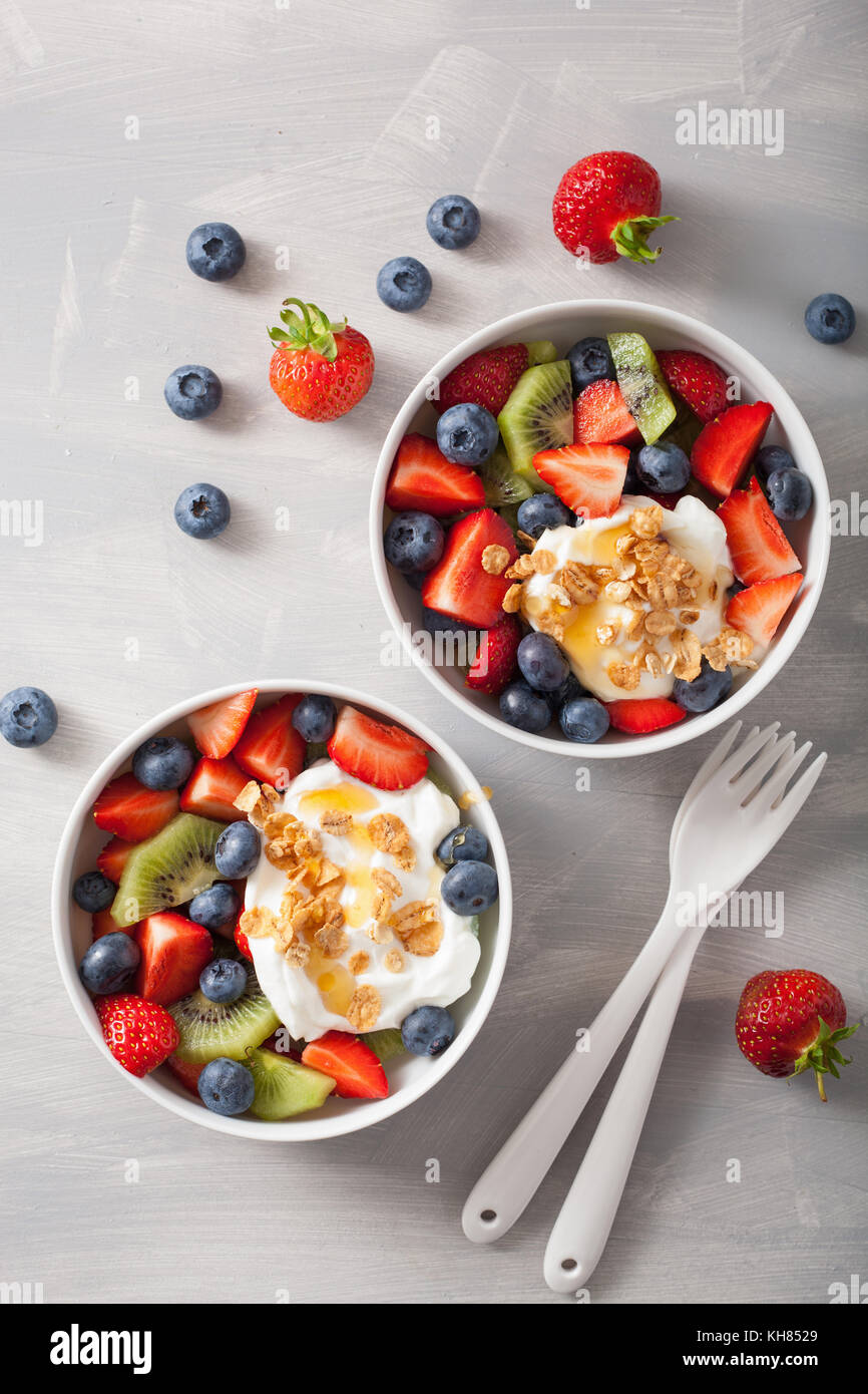 Bacca insalata con yogurt e cereali per la colazione sana Foto Stock