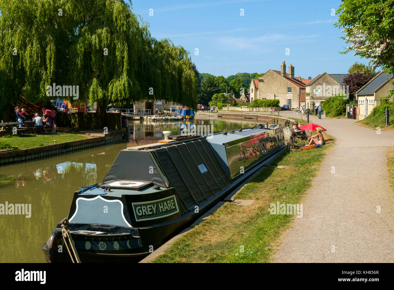 Colorato canal barche ormeggiate vicino a Bradford Wharf e Bradford Lock sul Kennet & Avon Canal in Bradford on Avon, Wiltshire, Regno Unito Foto Stock
