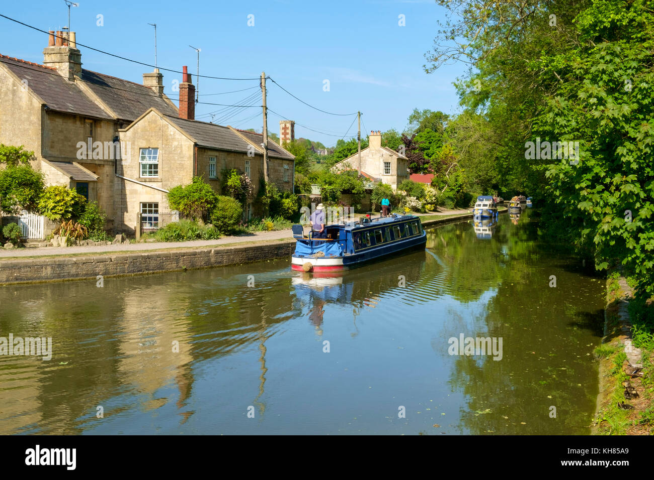 Un colorato Canal Boat sul Kennet & Avon Canal passa banca Canale di Beagle cottages dal Avoncliff acquedotto di Avoncliff, Wiltshire, Regno Unito Foto Stock