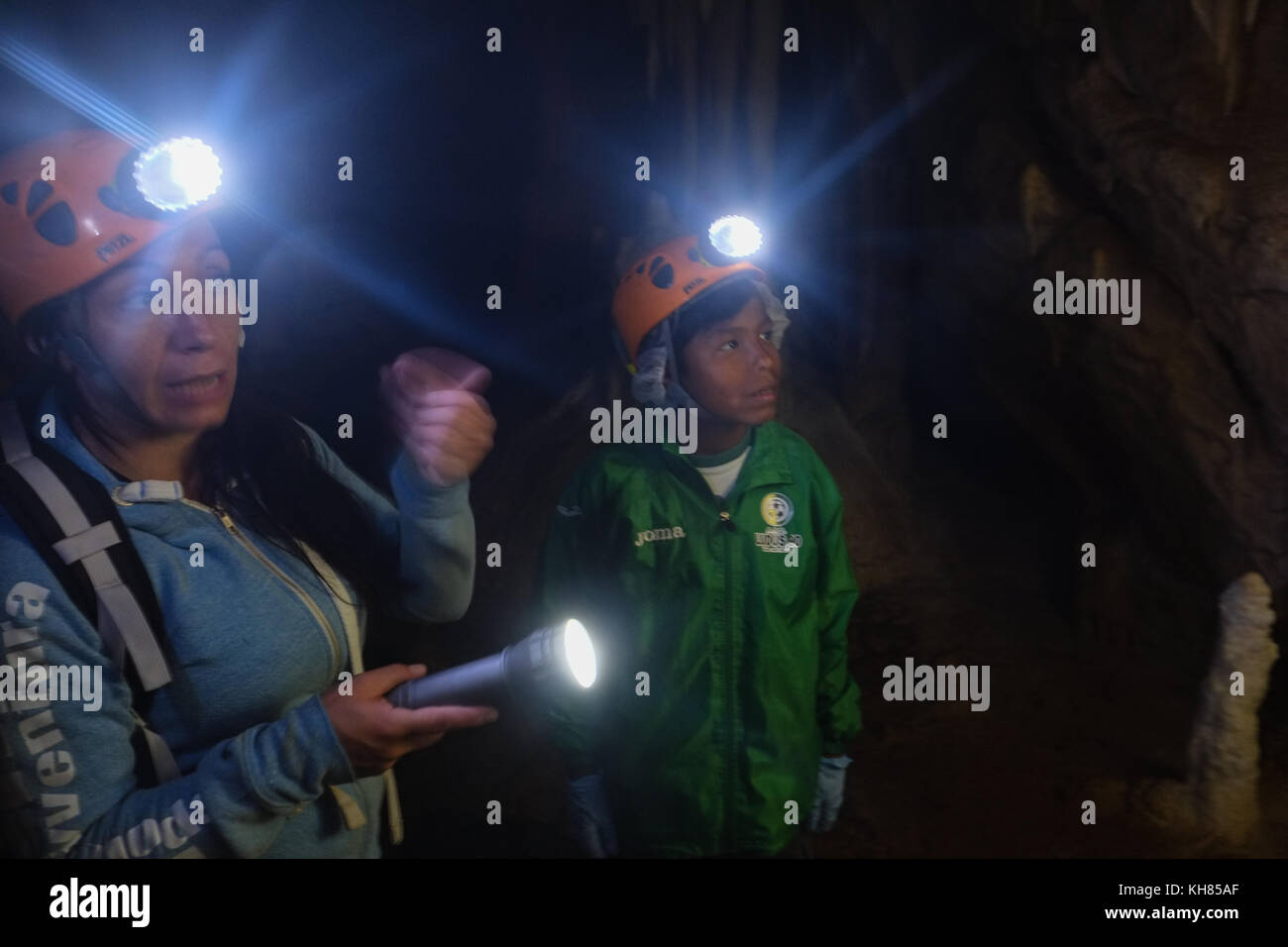 Latin adottato il ragazzo alla scoperta di grotte con la sua famiglia. Pietrasecca città vecchia è parte del cammino dei Briganti. La passeggiata di briganti. L'Italia. Foto Stock
