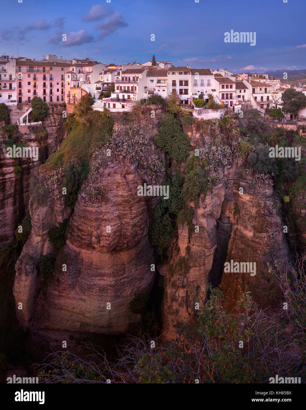 Ronda skyline di sera, Andalusia, Spagna Foto Stock
