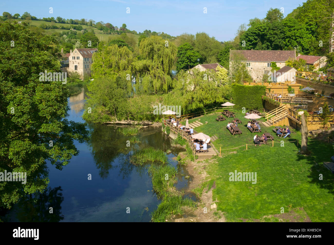 Il fiume Avon passa il giardino della Croce pistole public house vicino al Avoncliff acquedotto e Kennet & Avon Canal a Avoncliff, Wiltshire, Regno Unito Foto Stock