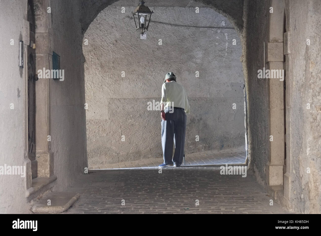 Ritirato il vecchio uomo a camminare al di fuori della sua casa. L'estate. Pietrasecca città vecchia è parte del cammino dei Briganti. La passeggiata di briganti. L'Italia. Foto Stock