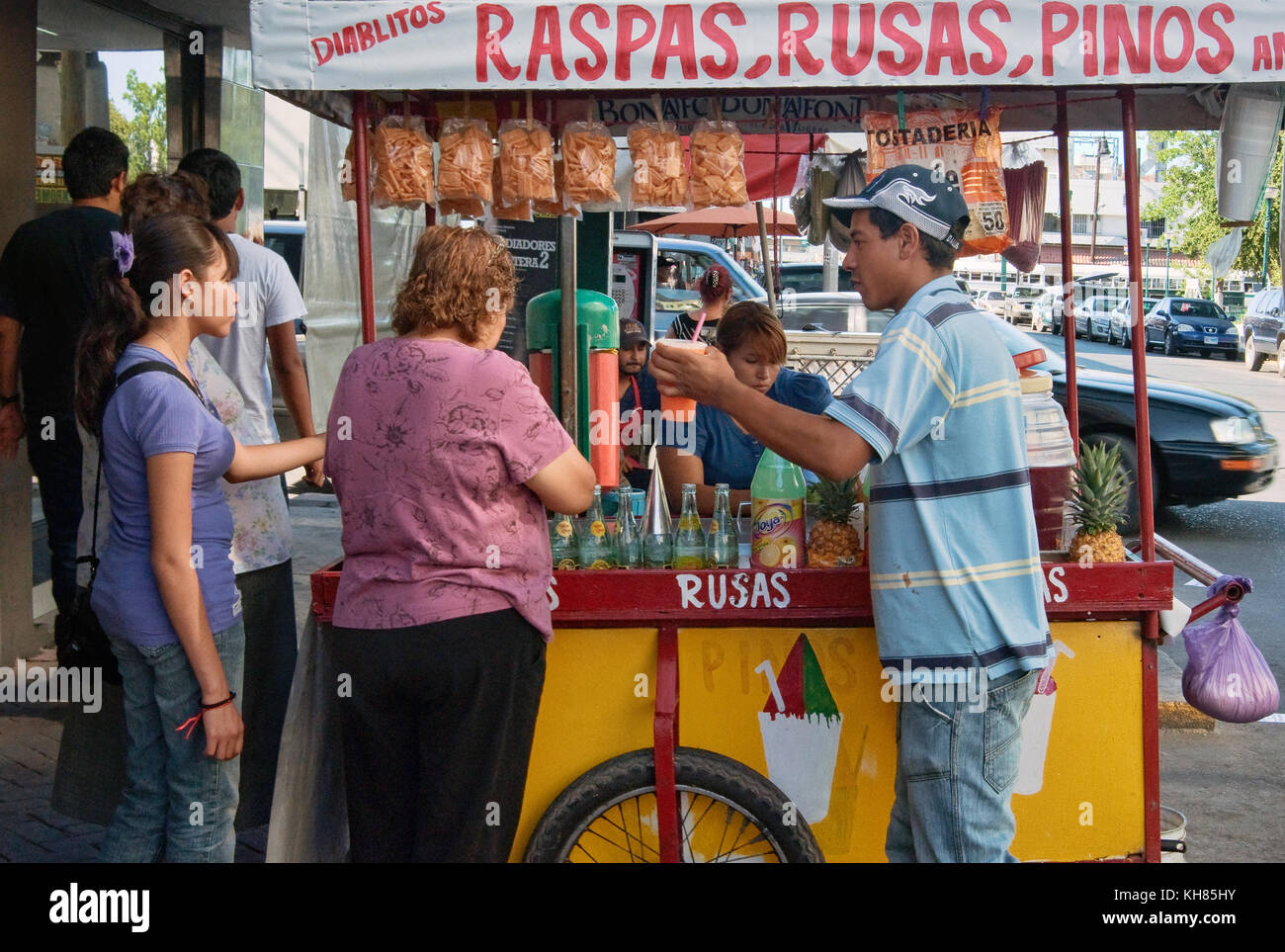 Venditore di succhi presso Avenida Guerrero a Nuevo Laredo, Tamaulipas, Messico Foto Stock