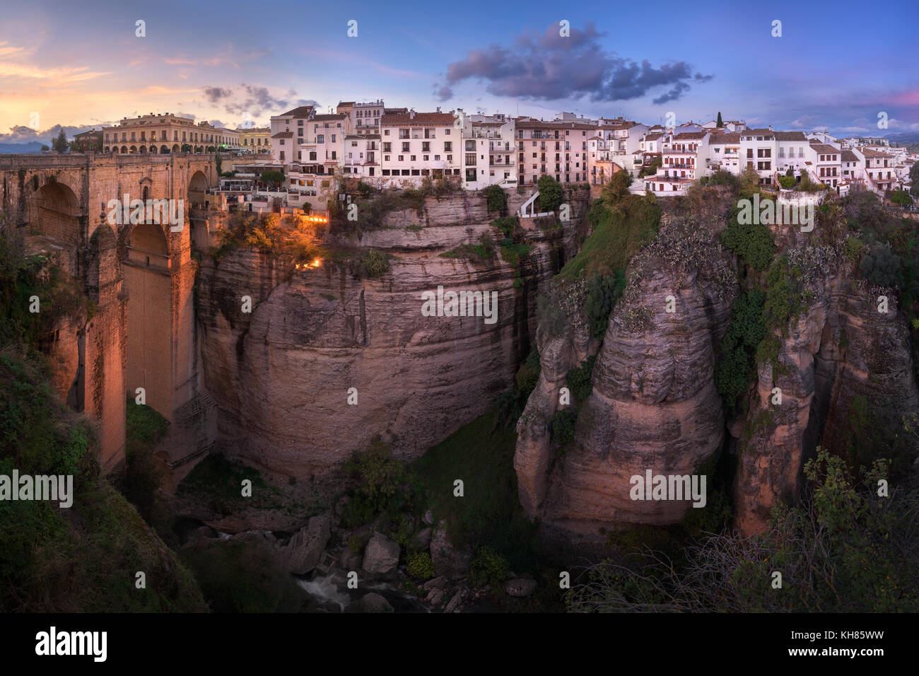 RONDA, Spagna - 23 novembre 2016: Panorama di Puente Nuevo Bridge a Ronda, Spagna. Il Puente Nuevo è il più recente e il più grande dei tre ponti che sp Foto Stock