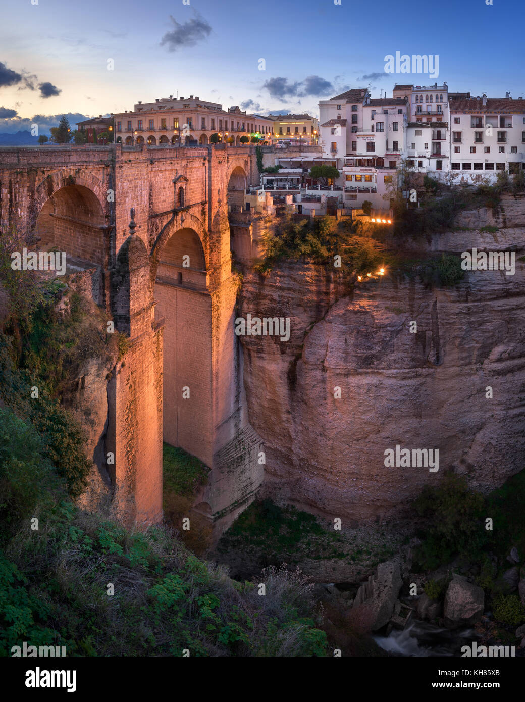 RONDA, Spagna - 23 novembre 2016: Puente Nuevo Bridge a Ronda, Spagna. Il Puente Nuevo è il più recente e il più grande dei tre ponti che attraversano il 120-m Foto Stock