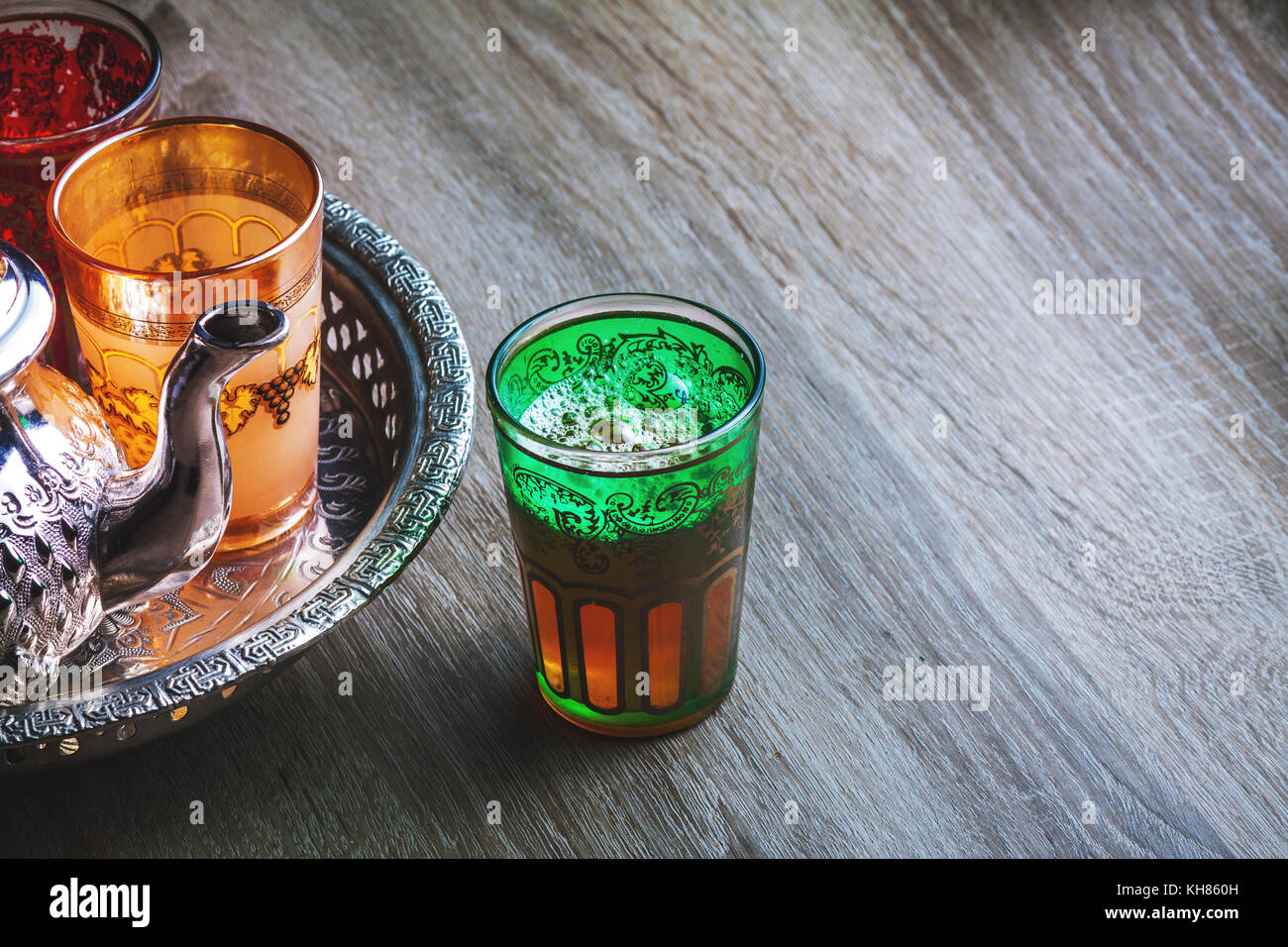 Close up di un marocchino bicchiere di tè su un tavolo di legno Foto Stock