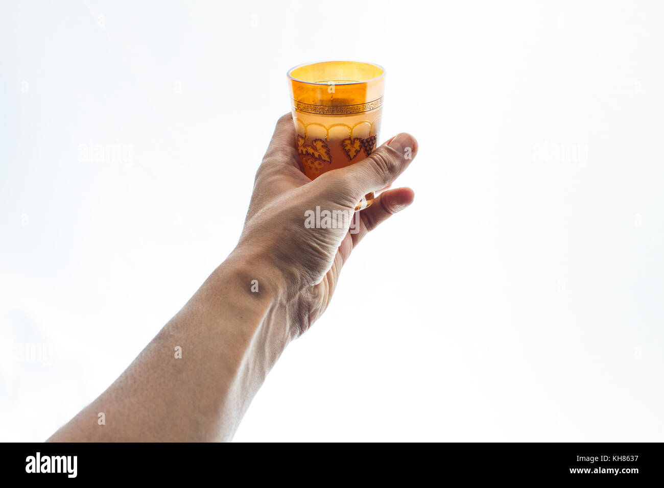 Primo piano di una mano che tiene un marocchino bicchiere di tè Foto Stock