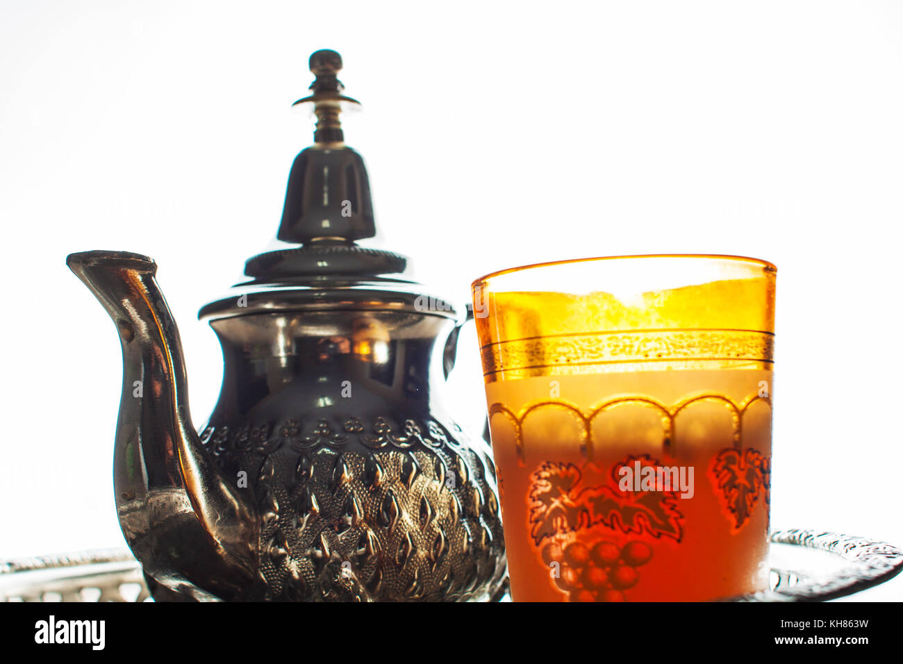 Close up di un tè marocchino pot e vetro Foto Stock