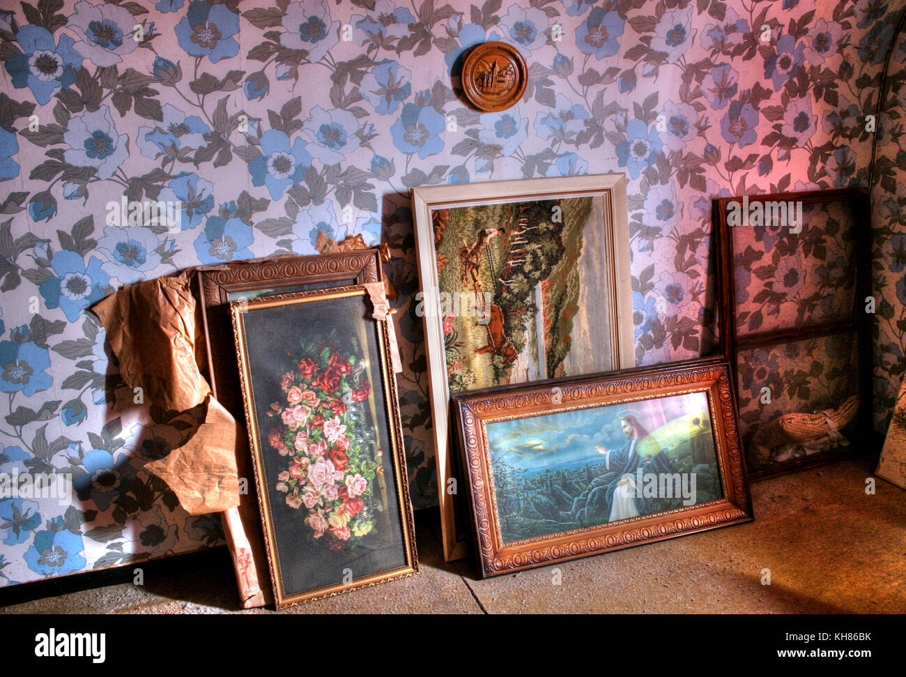 Belgio: HAUNTING immagini hanno rivelato una notevole collezione di trofei in una casa abbandonata che sembra come se essa è stata congelata nel tempo. La seri Foto Stock